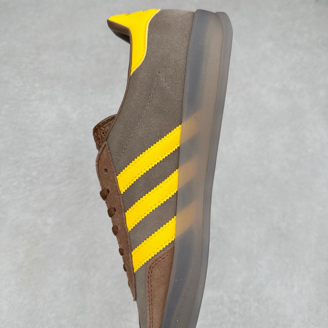 图片[7]-＃纯原福利 AD Original Gazelle Indoor Trainers 瞪羚室内鞋系列低帮复古百搭休闲运动德训风板鞋 JI2717 长期补货超性价比特供批次 原厂定制长毛翻毛皮组合环保纤维革鞋面材质 内置环保海玻璃鞋垫 外置RB橡胶大底 产品品控稳定性领先行业 原厂全套原楦原纸板冲刀磨具开发 原厂皮料加持 原厂港宝加持定型后跟R度完美 将复古进行到底 简约流畅 三十年不变经典 这款Gazelle运动鞋 无论面料、配色、质感或设计 都只在重现其1991年原款的经典 皮革鞋面 撞色三条纹和鞋跟标的设计 力求呈现90年代的经典复古风潮 Samba火热的同时 也带动了其它的复古鞋型 Gazelle便是其中一只 Gazelle Indoor拥有包边更宽的T字型鞋头 更好的保护运动员的前掌 浓浓的复古氛围感 非常适合现在流行的Cleanfit风格 尺码：35 36 36⅔ 37⅓ 38 38⅔ 39⅓ 40 40⅔ 41⅓ 42 42⅔ 43⅓ 44 44⅔ 45-选品中心