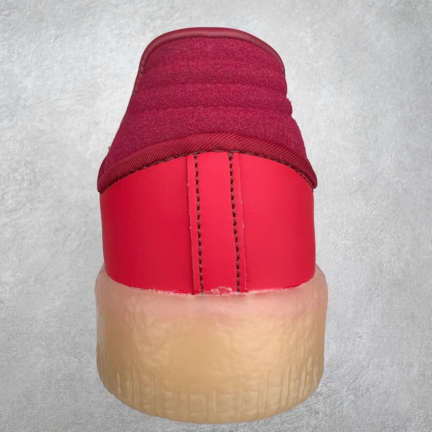 图片[8]-＃福利特价 AD Samba XLG 桑巴舞加大厚底版系列德训风百搭松糕休闲运动板鞋生胶底 自Originals Samba成功借势Blokecore风潮一跃成为街头巷尾的焦点鞋款后,不论是围绕Samba本身打造的各式「变种版本」,还是以Samba为蓝本打造联名鞋款,都成为了时尚潮流人士日常穿搭首选。Samba XLG是adidas Originals不断扩展XLG系列的一部分,旨在与年轻文化相契合,迎合那些希望通过个性时尚表达自我而不愿牺牲舒适度的年轻群体。街头时尚领域的Gen Z特别偏爱宽松的穿着风格。Samba XLG针对这一点做了创新。它在延续Samba OG经典设计的基础上,迎合年轻群体的穿着习惯,重塑为宽大的鞋身比例轮廓以及加厚中底,让消费者轻松展示自己独特的风格。全新的Samba XLG系列不仅迎合了当下年轻群体的穿搭习惯,加宽了鞋身比例以及将中底进一步增厚,在视觉比例上更加饱满,同时还保留了经典Samba的细节,这样一来,鞋迷朋友在穿搭上不仅能更加个性化,而且还能延续一定的复古感受。尺码：36 36⅔ 37⅓ 38 38⅔ 39⅓ 40 40⅔ 41⅓ 42 42⅔ 43⅓ 44 45-选品中心