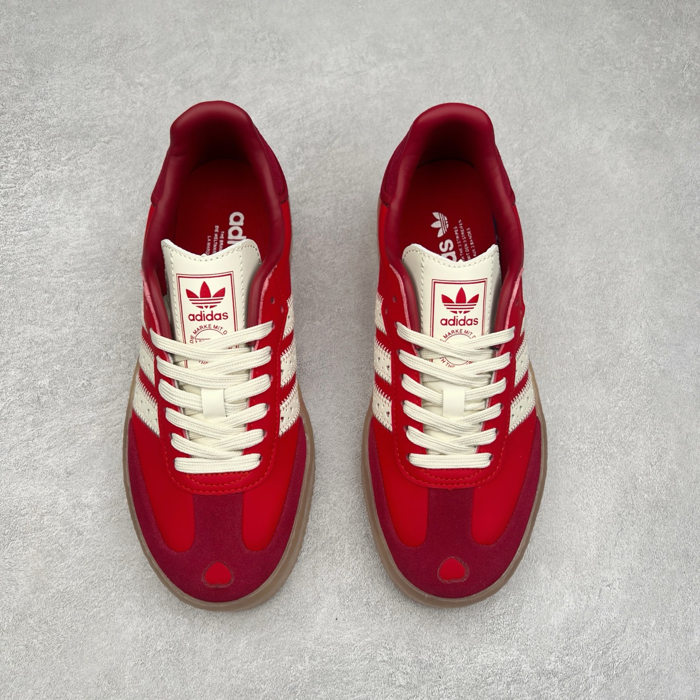 图片[2]-＃福利特价 AD Samba XLG 桑巴舞加大厚底版系列德训风百搭松糕休闲运动板鞋生胶底 自Originals Samba成功借势Blokecore风潮一跃成为街头巷尾的焦点鞋款后,不论是围绕Samba本身打造的各式「变种版本」,还是以Samba为蓝本打造联名鞋款,都成为了时尚潮流人士日常穿搭首选。Samba XLG是adidas Originals不断扩展XLG系列的一部分,旨在与年轻文化相契合,迎合那些希望通过个性时尚表达自我而不愿牺牲舒适度的年轻群体。街头时尚领域的Gen Z特别偏爱宽松的穿着风格。Samba XLG针对这一点做了创新。它在延续Samba OG经典设计的基础上,迎合年轻群体的穿着习惯,重塑为宽大的鞋身比例轮廓以及加厚中底,让消费者轻松展示自己独特的风格。全新的Samba XLG系列不仅迎合了当下年轻群体的穿搭习惯,加宽了鞋身比例以及将中底进一步增厚,在视觉比例上更加饱满,同时还保留了经典Samba的细节,这样一来,鞋迷朋友在穿搭上不仅能更加个性化,而且还能延续一定的复古感受。尺码：36 36⅔ 37⅓ 38 38⅔ 39⅓ 40 40⅔ 41⅓ 42 42⅔ 43⅓ 44 45-选品中心