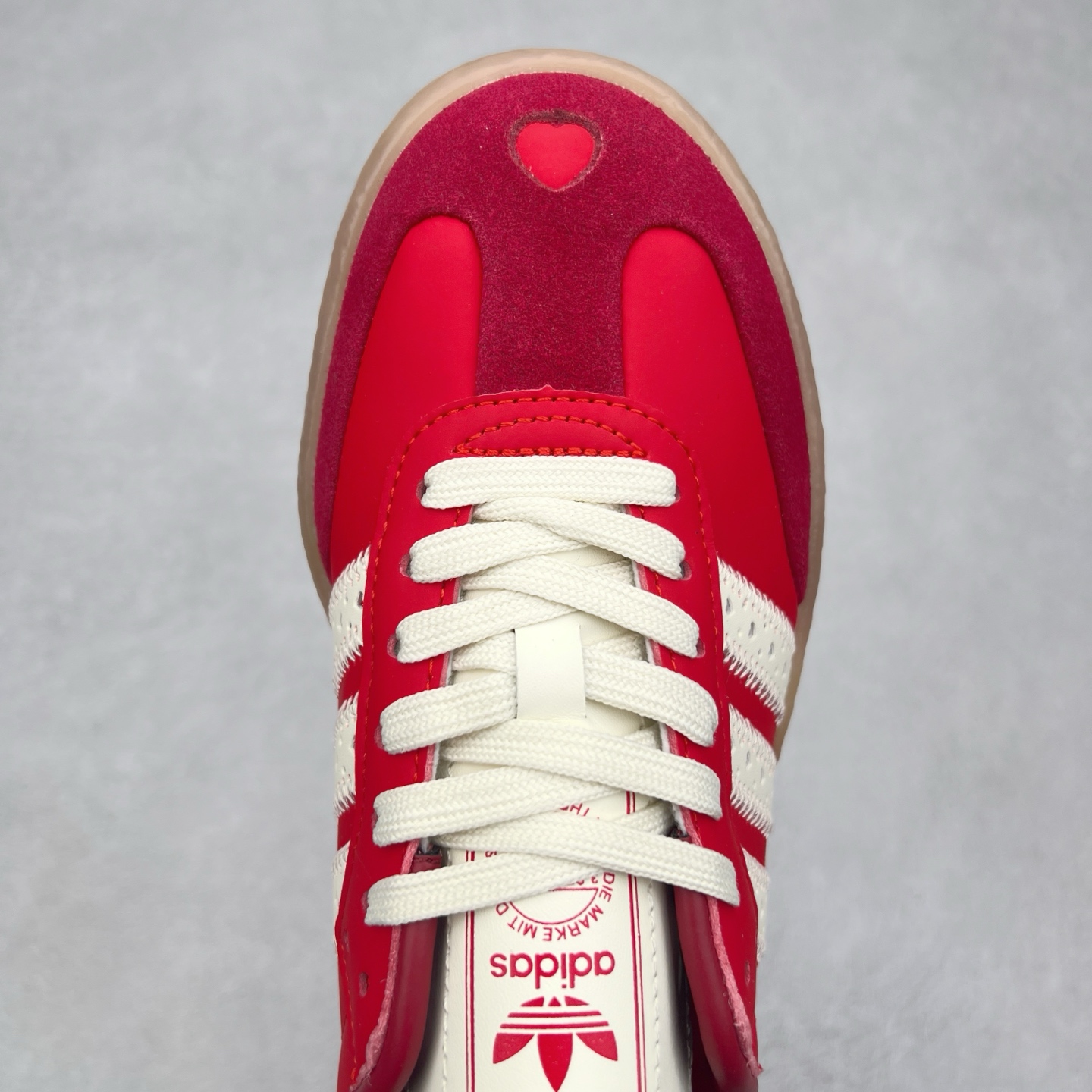 图片[4]-＃福利特价 AD Samba XLG 桑巴舞加大厚底版系列德训风百搭松糕休闲运动板鞋生胶底 自Originals Samba成功借势Blokecore风潮一跃成为街头巷尾的焦点鞋款后,不论是围绕Samba本身打造的各式「变种版本」,还是以Samba为蓝本打造联名鞋款,都成为了时尚潮流人士日常穿搭首选。Samba XLG是adidas Originals不断扩展XLG系列的一部分,旨在与年轻文化相契合,迎合那些希望通过个性时尚表达自我而不愿牺牲舒适度的年轻群体。街头时尚领域的Gen Z特别偏爱宽松的穿着风格。Samba XLG针对这一点做了创新。它在延续Samba OG经典设计的基础上,迎合年轻群体的穿着习惯,重塑为宽大的鞋身比例轮廓以及加厚中底,让消费者轻松展示自己独特的风格。全新的Samba XLG系列不仅迎合了当下年轻群体的穿搭习惯,加宽了鞋身比例以及将中底进一步增厚,在视觉比例上更加饱满,同时还保留了经典Samba的细节,这样一来,鞋迷朋友在穿搭上不仅能更加个性化,而且还能延续一定的复古感受。尺码：36 36⅔ 37⅓ 38 38⅔ 39⅓ 40 40⅔ 41⅓ 42 42⅔ 43⅓ 44 45-选品中心