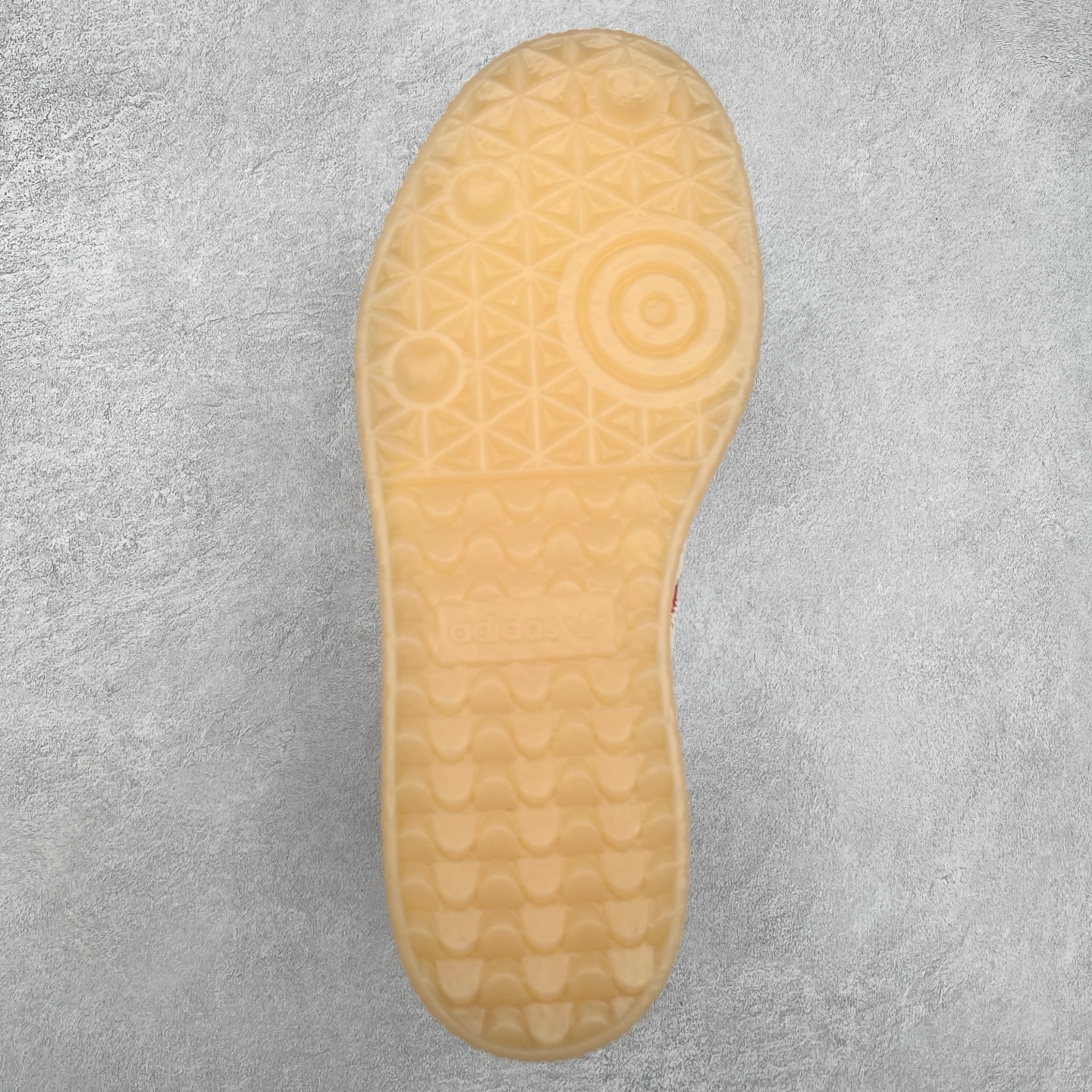 图片[9]-＃福利特价 AD Samba XLG 桑巴舞加大厚底版系列德训风百搭松糕休闲运动板鞋生胶底 自Originals Samba成功借势Blokecore风潮一跃成为街头巷尾的焦点鞋款后,不论是围绕Samba本身打造的各式「变种版本」,还是以Samba为蓝本打造联名鞋款,都成为了时尚潮流人士日常穿搭首选。Samba XLG是adidas Originals不断扩展XLG系列的一部分,旨在与年轻文化相契合,迎合那些希望通过个性时尚表达自我而不愿牺牲舒适度的年轻群体。街头时尚领域的Gen Z特别偏爱宽松的穿着风格。Samba XLG针对这一点做了创新。它在延续Samba OG经典设计的基础上,迎合年轻群体的穿着习惯,重塑为宽大的鞋身比例轮廓以及加厚中底,让消费者轻松展示自己独特的风格。全新的Samba XLG系列不仅迎合了当下年轻群体的穿搭习惯,加宽了鞋身比例以及将中底进一步增厚,在视觉比例上更加饱满,同时还保留了经典Samba的细节,这样一来,鞋迷朋友在穿搭上不仅能更加个性化,而且还能延续一定的复古感受。尺码：36 36⅔ 37⅓ 38 38⅔ 39⅓ 40 40⅔ 41⅓ 42 42⅔ 43⅓ 44 45-选品中心