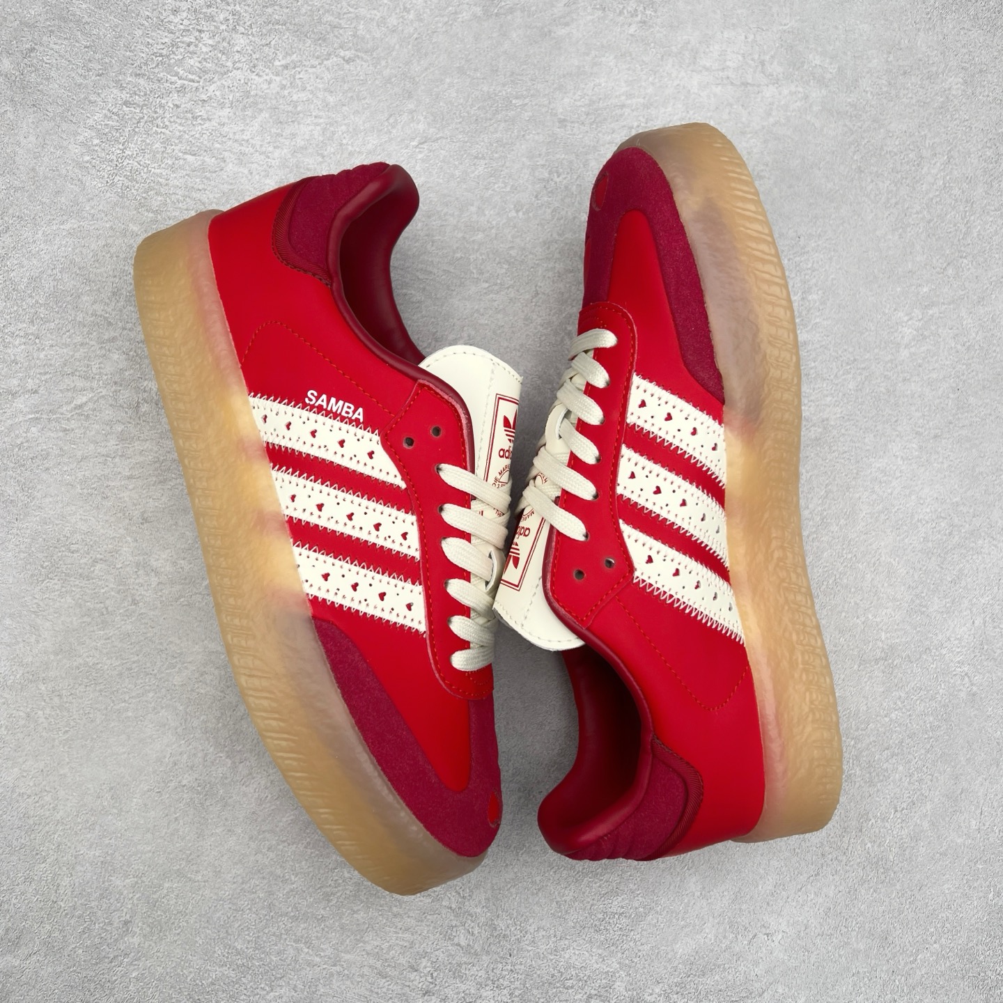 图片[3]-＃福利特价 AD Samba XLG 桑巴舞加大厚底版系列德训风百搭松糕休闲运动板鞋生胶底 自Originals Samba成功借势Blokecore风潮一跃成为街头巷尾的焦点鞋款后,不论是围绕Samba本身打造的各式「变种版本」,还是以Samba为蓝本打造联名鞋款,都成为了时尚潮流人士日常穿搭首选。Samba XLG是adidas Originals不断扩展XLG系列的一部分,旨在与年轻文化相契合,迎合那些希望通过个性时尚表达自我而不愿牺牲舒适度的年轻群体。街头时尚领域的Gen Z特别偏爱宽松的穿着风格。Samba XLG针对这一点做了创新。它在延续Samba OG经典设计的基础上,迎合年轻群体的穿着习惯,重塑为宽大的鞋身比例轮廓以及加厚中底,让消费者轻松展示自己独特的风格。全新的Samba XLG系列不仅迎合了当下年轻群体的穿搭习惯,加宽了鞋身比例以及将中底进一步增厚,在视觉比例上更加饱满,同时还保留了经典Samba的细节,这样一来,鞋迷朋友在穿搭上不仅能更加个性化,而且还能延续一定的复古感受。尺码：36 36⅔ 37⅓ 38 38⅔ 39⅓ 40 40⅔ 41⅓ 42 42⅔ 43⅓ 44 45-选品中心