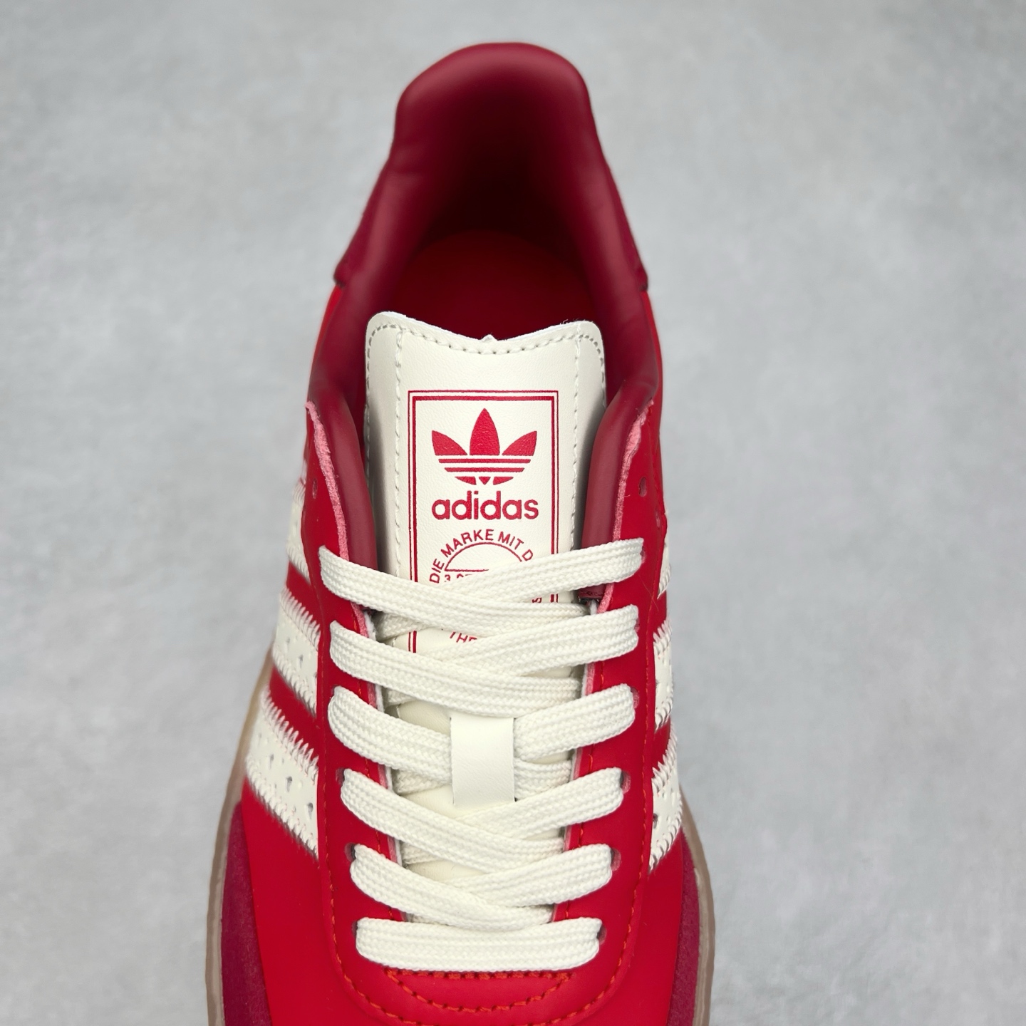 图片[5]-＃福利特价 AD Samba XLG 桑巴舞加大厚底版系列德训风百搭松糕休闲运动板鞋生胶底 自Originals Samba成功借势Blokecore风潮一跃成为街头巷尾的焦点鞋款后,不论是围绕Samba本身打造的各式「变种版本」,还是以Samba为蓝本打造联名鞋款,都成为了时尚潮流人士日常穿搭首选。Samba XLG是adidas Originals不断扩展XLG系列的一部分,旨在与年轻文化相契合,迎合那些希望通过个性时尚表达自我而不愿牺牲舒适度的年轻群体。街头时尚领域的Gen Z特别偏爱宽松的穿着风格。Samba XLG针对这一点做了创新。它在延续Samba OG经典设计的基础上,迎合年轻群体的穿着习惯,重塑为宽大的鞋身比例轮廓以及加厚中底,让消费者轻松展示自己独特的风格。全新的Samba XLG系列不仅迎合了当下年轻群体的穿搭习惯,加宽了鞋身比例以及将中底进一步增厚,在视觉比例上更加饱满,同时还保留了经典Samba的细节,这样一来,鞋迷朋友在穿搭上不仅能更加个性化,而且还能延续一定的复古感受。尺码：36 36⅔ 37⅓ 38 38⅔ 39⅓ 40 40⅔ 41⅓ 42 42⅔ 43⅓ 44 45-选品中心