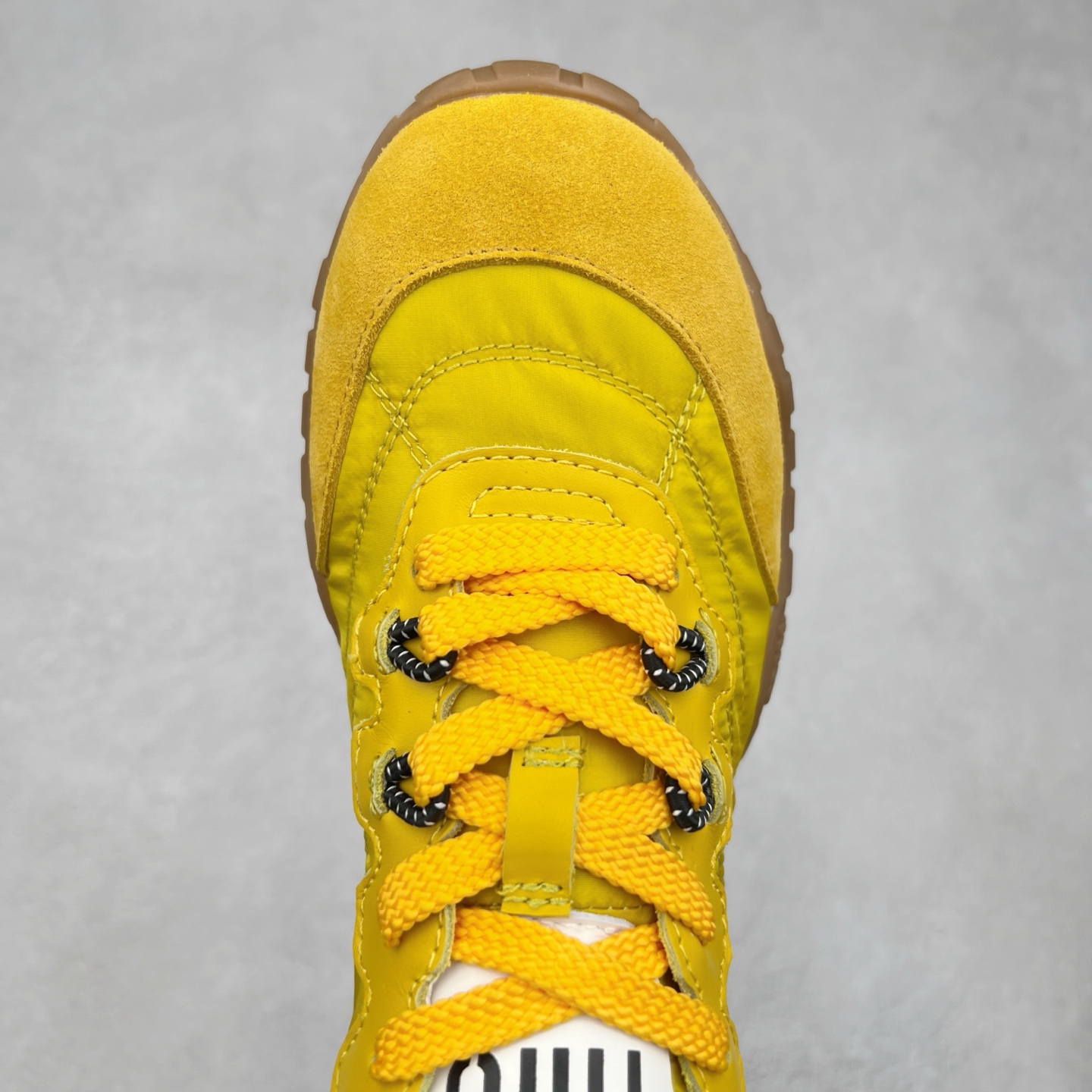 图片[4]-Miumiu 25ss Tyre系列春夏新款 饼干鞋 阿甘鞋休闲运动鞋Miumiu最新爆款 前卫大胆的设计，风格融于此款厚底帆布运动鞋的简约线条，别致徽标饰于鞋舌与背面，点缀复古设计，平添标志性元素！厚底设计定义前卫的现代风格，这款Tyre集优雅气质与运动功能于一身，动感橡胶鞋底柔韧耐磨，令人联想起轮胎花纹，橡胶鞋底除了增加了这双鞋的复古属性外也增加了防滑功能鞋面由科技织物和麂皮制成，融合运动与时尚、功能与优雅，表达了Miu Miu的核心精神 尺码：35-40-选品中心