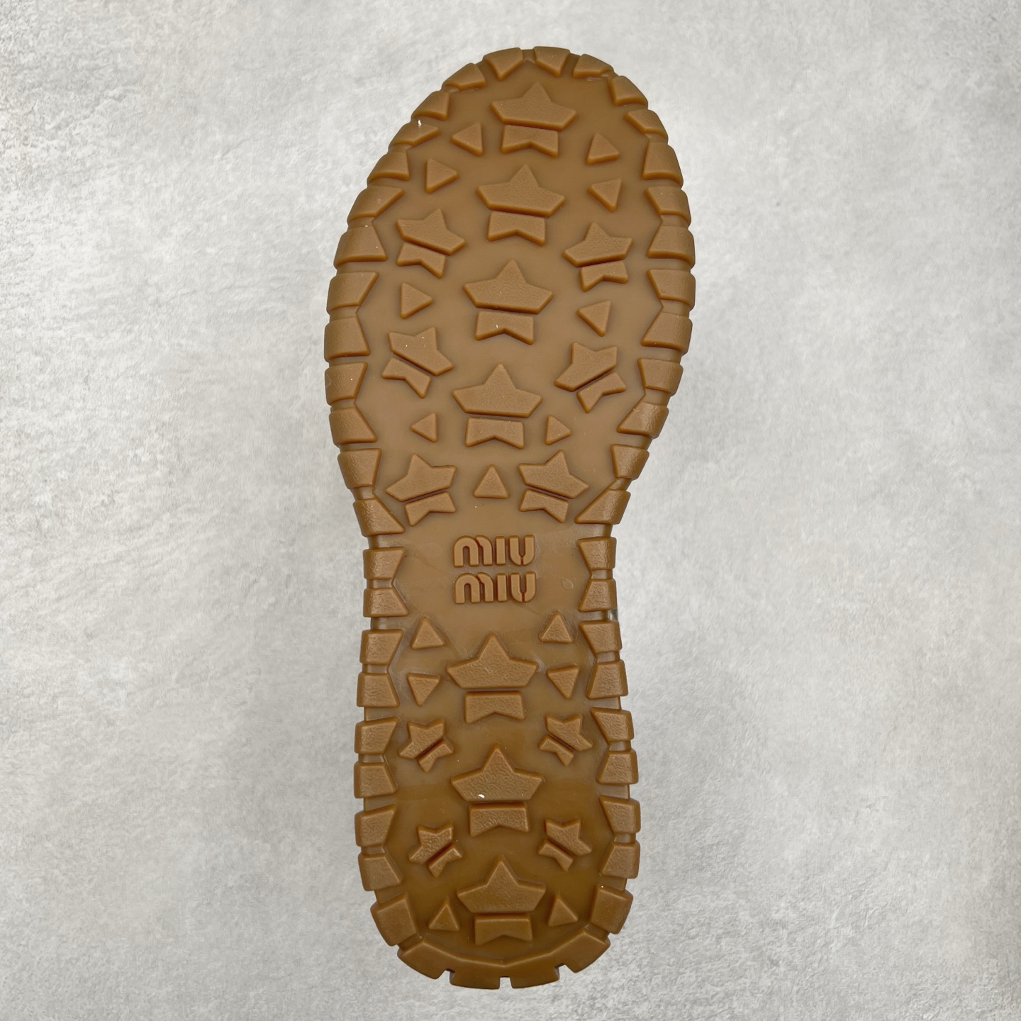 图片[9]-Miumiu 25ss Tyre系列春夏新款 饼干鞋 阿甘鞋休闲运动鞋Miumiu最新爆款 前卫大胆的设计，风格融于此款厚底帆布运动鞋的简约线条，别致徽标饰于鞋舌与背面，点缀复古设计，平添标志性元素！厚底设计定义前卫的现代风格，这款Tyre集优雅气质与运动功能于一身，动感橡胶鞋底柔韧耐磨，令人联想起轮胎花纹，橡胶鞋底除了增加了这双鞋的复古属性外也增加了防滑功能鞋面由科技织物和麂皮制成，融合运动与时尚、功能与优雅，表达了Miu Miu的核心精神 尺码：35-40-选品中心