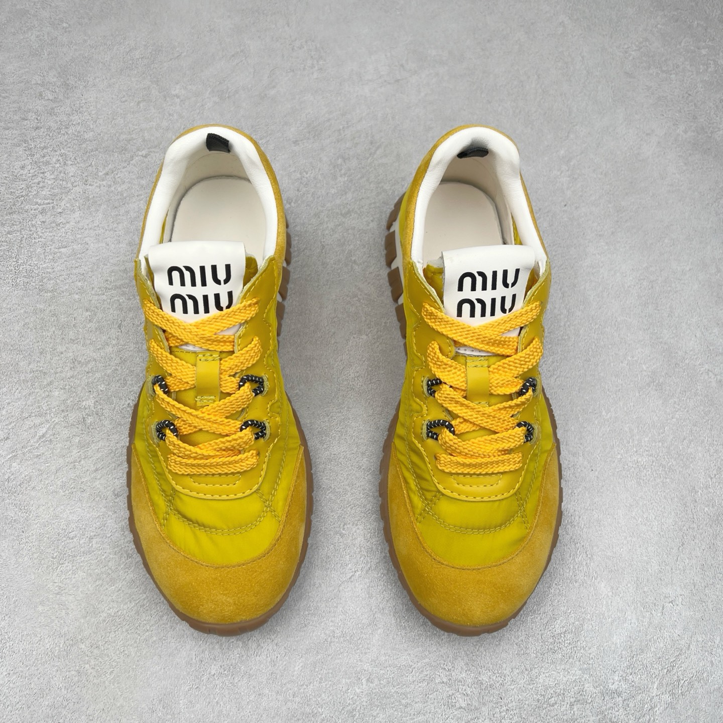 图片[2]-Miumiu 25ss Tyre系列春夏新款 饼干鞋 阿甘鞋休闲运动鞋Miumiu最新爆款 前卫大胆的设计，风格融于此款厚底帆布运动鞋的简约线条，别致徽标饰于鞋舌与背面，点缀复古设计，平添标志性元素！厚底设计定义前卫的现代风格，这款Tyre集优雅气质与运动功能于一身，动感橡胶鞋底柔韧耐磨，令人联想起轮胎花纹，橡胶鞋底除了增加了这双鞋的复古属性外也增加了防滑功能鞋面由科技织物和麂皮制成，融合运动与时尚、功能与优雅，表达了Miu Miu的核心精神 尺码：35-40-选品中心