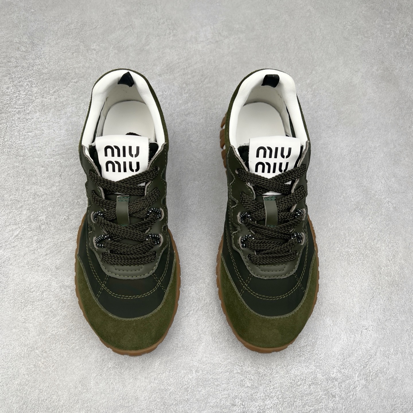 图片[2]-Miumiu 25ss Tyre系列春夏新款 饼干鞋 阿甘鞋休闲运动鞋Miumiu最新爆款 前卫大胆的设计，风格融于此款厚底帆布运动鞋的简约线条，别致徽标饰于鞋舌与背面，点缀复古设计，平添标志性元素！厚底设计定义前卫的现代风格，这款Tyre集优雅气质与运动功能于一身，动感橡胶鞋底柔韧耐磨，令人联想起轮胎花纹，橡胶鞋底除了增加了这双鞋的复古属性外也增加了防滑功能鞋面由科技织物和麂皮制成，融合运动与时尚、功能与优雅，表达了Miu Miu的核心精神 尺码：35-40-选品中心