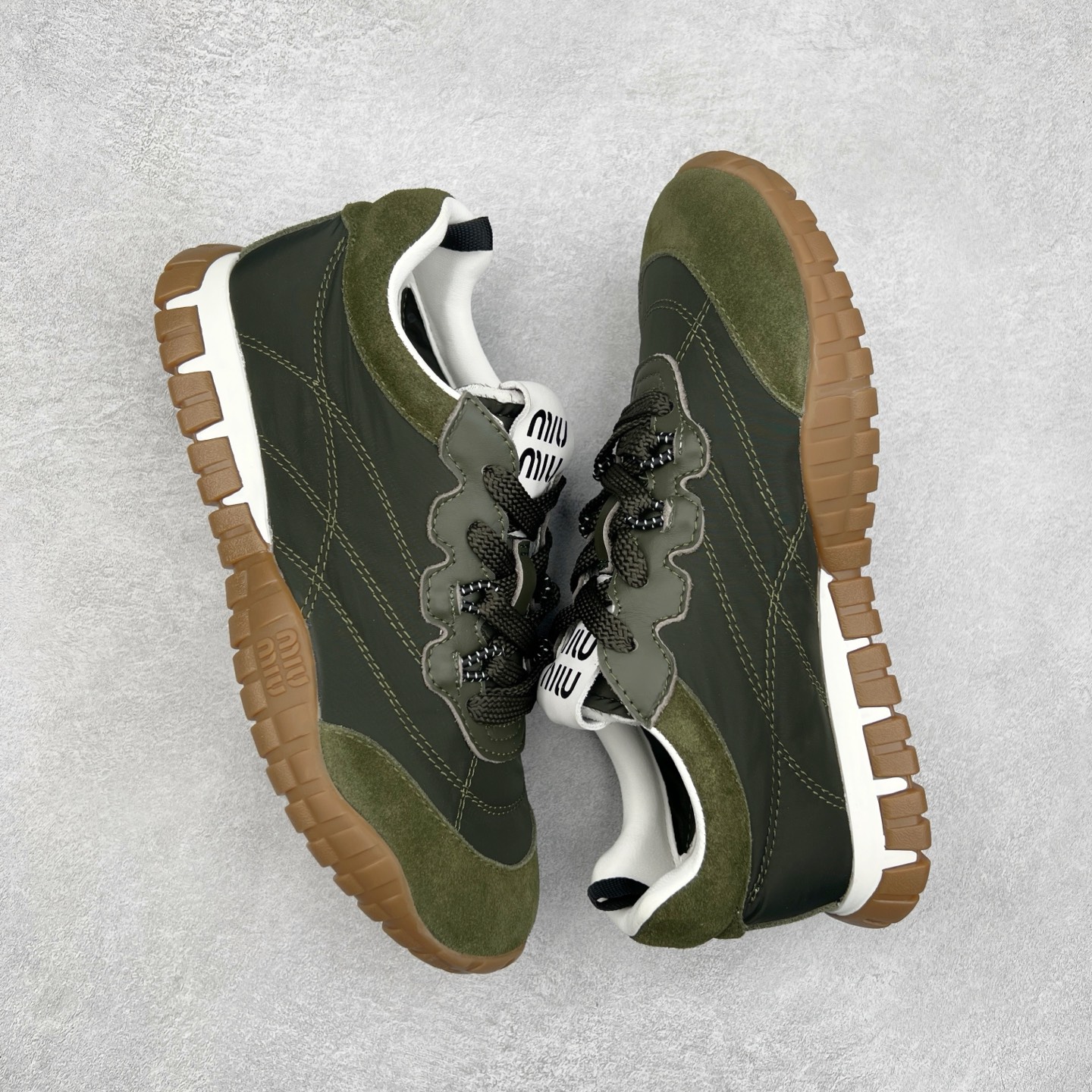 图片[3]-Miumiu 25ss Tyre系列春夏新款 饼干鞋 阿甘鞋休闲运动鞋Miumiu最新爆款 前卫大胆的设计，风格融于此款厚底帆布运动鞋的简约线条，别致徽标饰于鞋舌与背面，点缀复古设计，平添标志性元素！厚底设计定义前卫的现代风格，这款Tyre集优雅气质与运动功能于一身，动感橡胶鞋底柔韧耐磨，令人联想起轮胎花纹，橡胶鞋底除了增加了这双鞋的复古属性外也增加了防滑功能鞋面由科技织物和麂皮制成，融合运动与时尚、功能与优雅，表达了Miu Miu的核心精神 尺码：35-40-选品中心