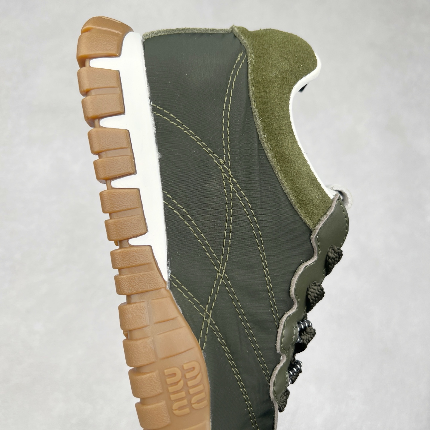 图片[6]-Miumiu 25ss Tyre系列春夏新款 饼干鞋 阿甘鞋休闲运动鞋Miumiu最新爆款 前卫大胆的设计，风格融于此款厚底帆布运动鞋的简约线条，别致徽标饰于鞋舌与背面，点缀复古设计，平添标志性元素！厚底设计定义前卫的现代风格，这款Tyre集优雅气质与运动功能于一身，动感橡胶鞋底柔韧耐磨，令人联想起轮胎花纹，橡胶鞋底除了增加了这双鞋的复古属性外也增加了防滑功能鞋面由科技织物和麂皮制成，融合运动与时尚、功能与优雅，表达了Miu Miu的核心精神 尺码：35-40-选品中心