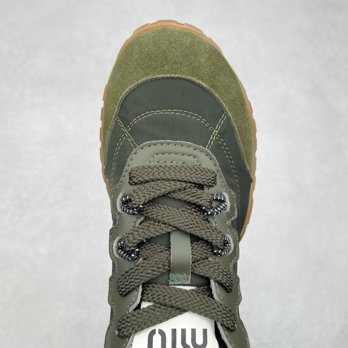 图片[4]-Miumiu 25ss Tyre系列春夏新款 饼干鞋 阿甘鞋休闲运动鞋Miumiu最新爆款 前卫大胆的设计，风格融于此款厚底帆布运动鞋的简约线条，别致徽标饰于鞋舌与背面，点缀复古设计，平添标志性元素！厚底设计定义前卫的现代风格，这款Tyre集优雅气质与运动功能于一身，动感橡胶鞋底柔韧耐磨，令人联想起轮胎花纹，橡胶鞋底除了增加了这双鞋的复古属性外也增加了防滑功能鞋面由科技织物和麂皮制成，融合运动与时尚、功能与优雅，表达了Miu Miu的核心精神 尺码：35-40-选品中心