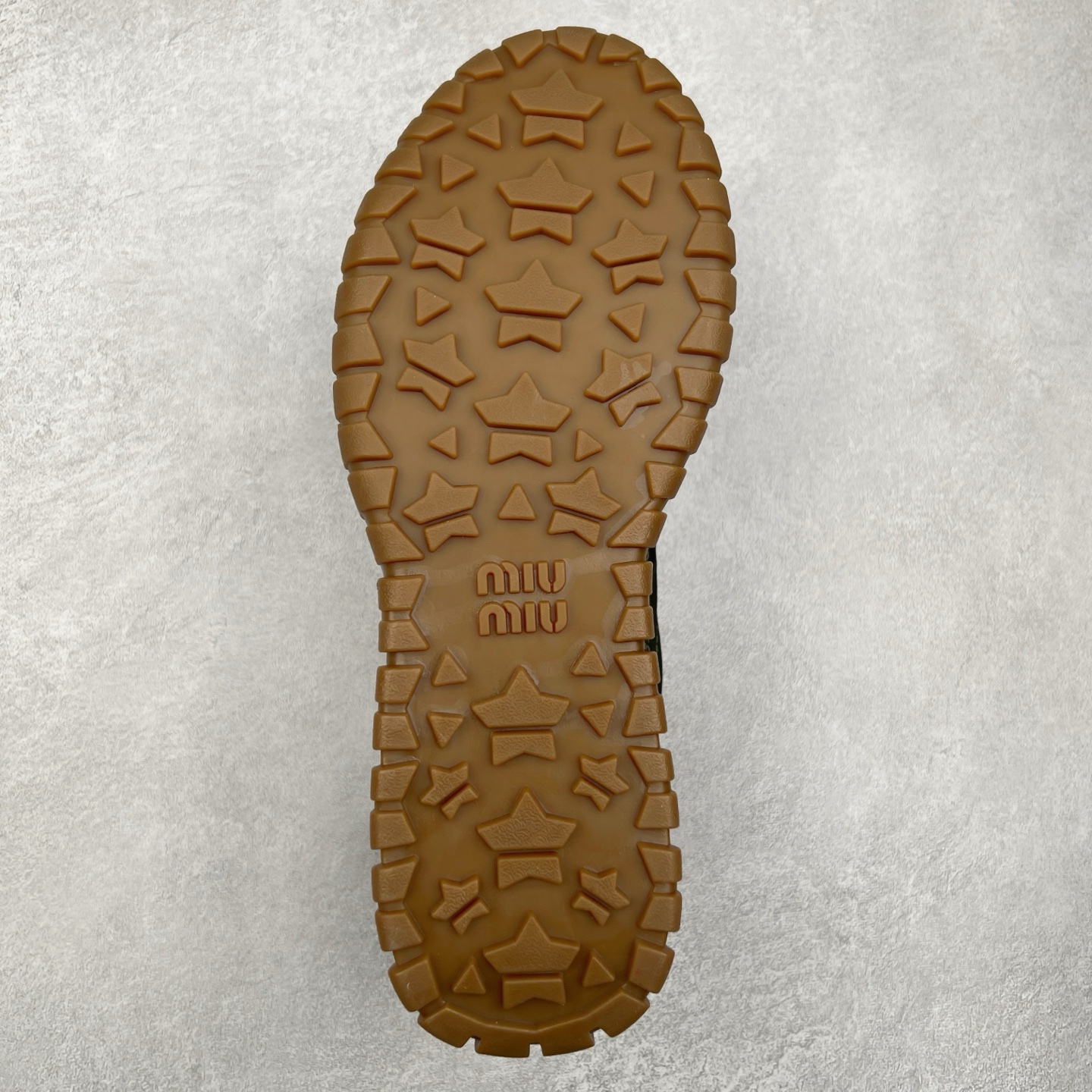 图片[9]-Miumiu 25ss Tyre系列春夏新款 饼干鞋 阿甘鞋休闲运动鞋Miumiu最新爆款 前卫大胆的设计，风格融于此款厚底帆布运动鞋的简约线条，别致徽标饰于鞋舌与背面，点缀复古设计，平添标志性元素！厚底设计定义前卫的现代风格，这款Tyre集优雅气质与运动功能于一身，动感橡胶鞋底柔韧耐磨，令人联想起轮胎花纹，橡胶鞋底除了增加了这双鞋的复古属性外也增加了防滑功能鞋面由科技织物和麂皮制成，融合运动与时尚、功能与优雅，表达了Miu Miu的核心精神 尺码：35-40-选品中心