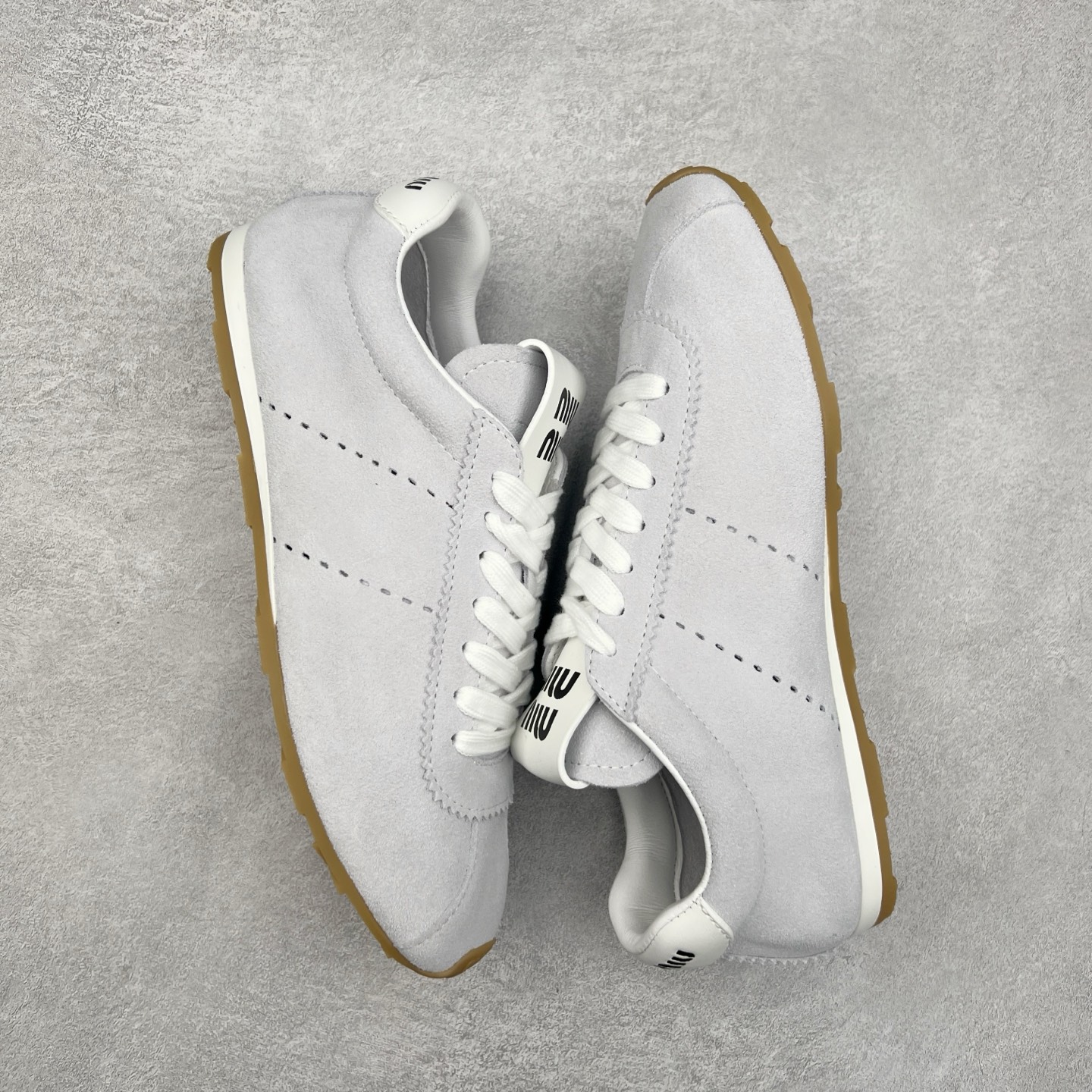 图片[3]-Miumiu 25ss Tyre系列春夏新款 饼干鞋 阿甘鞋休闲运动鞋Miumiu最新爆款 前卫大胆的设计，风格融于此款厚底帆布运动鞋的简约线条，别致徽标饰于鞋舌与背面，点缀复古设计，平添标志性元素！厚底设计定义前卫的现代风格，这款Tyre集优雅气质与运动功能于一身，动感橡胶鞋底柔韧耐磨，令人联想起轮胎花纹，橡胶鞋底除了增加了这双鞋的复古属性外也增加了防滑功能鞋面由科技织物和麂皮制成，融合运动与时尚、功能与优雅，表达了Miu Miu的核心精神 尺码：35-40-选品中心