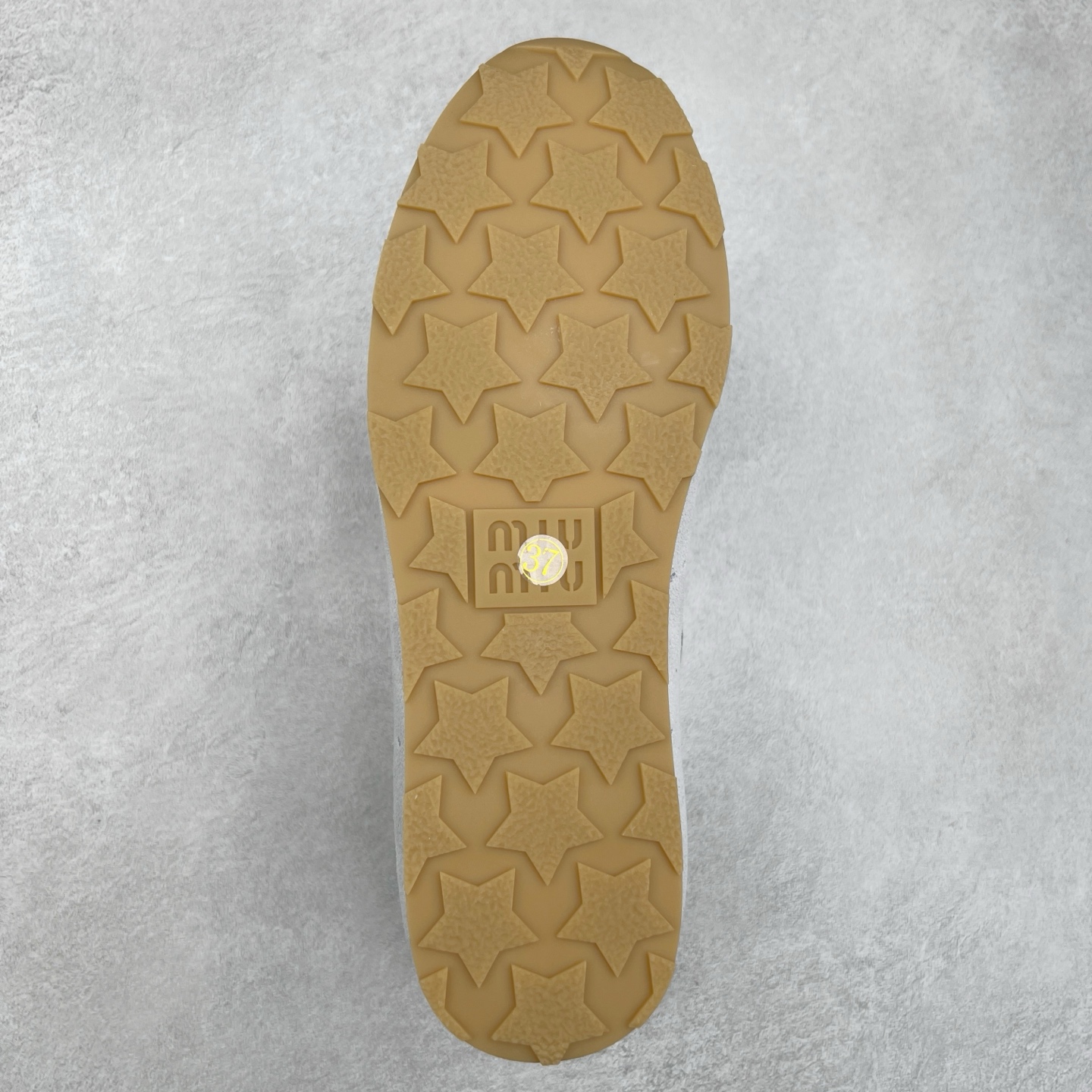 图片[9]-Miumiu 25ss Tyre系列春夏新款 饼干鞋 阿甘鞋休闲运动鞋Miumiu最新爆款 前卫大胆的设计，风格融于此款厚底帆布运动鞋的简约线条，别致徽标饰于鞋舌与背面，点缀复古设计，平添标志性元素！厚底设计定义前卫的现代风格，这款Tyre集优雅气质与运动功能于一身，动感橡胶鞋底柔韧耐磨，令人联想起轮胎花纹，橡胶鞋底除了增加了这双鞋的复古属性外也增加了防滑功能鞋面由科技织物和麂皮制成，融合运动与时尚、功能与优雅，表达了Miu Miu的核心精神 尺码：35-40-选品中心