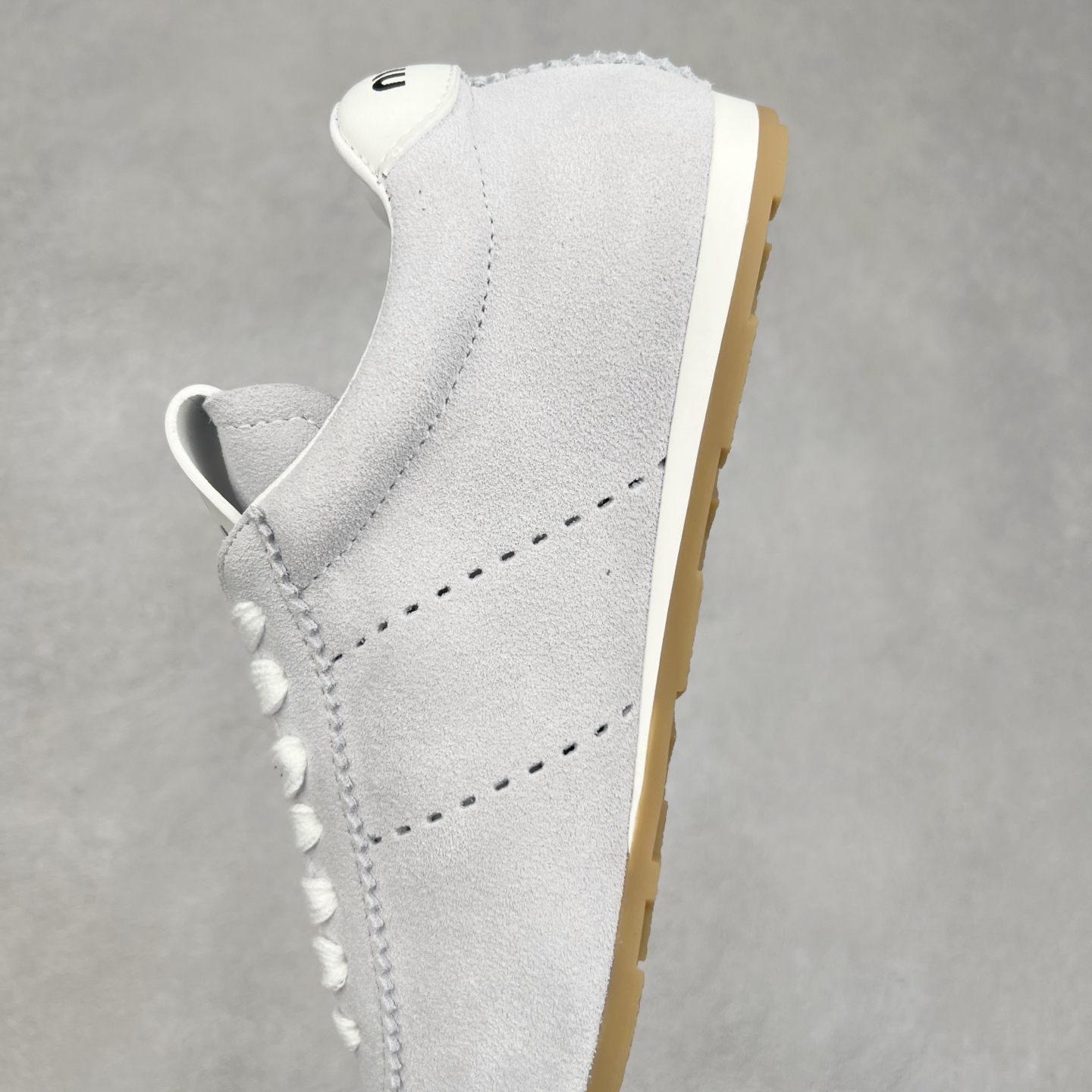 图片[7]-Miumiu 25ss Tyre系列春夏新款 饼干鞋 阿甘鞋休闲运动鞋Miumiu最新爆款 前卫大胆的设计，风格融于此款厚底帆布运动鞋的简约线条，别致徽标饰于鞋舌与背面，点缀复古设计，平添标志性元素！厚底设计定义前卫的现代风格，这款Tyre集优雅气质与运动功能于一身，动感橡胶鞋底柔韧耐磨，令人联想起轮胎花纹，橡胶鞋底除了增加了这双鞋的复古属性外也增加了防滑功能鞋面由科技织物和麂皮制成，融合运动与时尚、功能与优雅，表达了Miu Miu的核心精神 尺码：35-40-选品中心