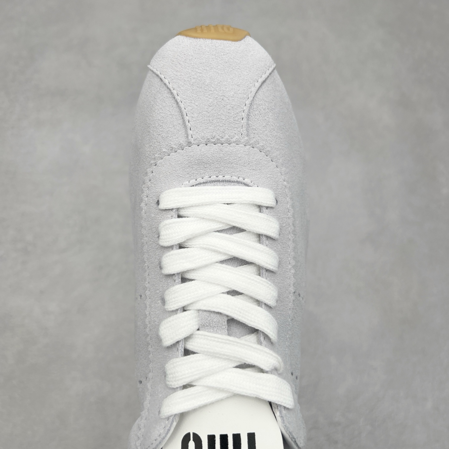 图片[4]-Miumiu 25ss Tyre系列春夏新款 饼干鞋 阿甘鞋休闲运动鞋Miumiu最新爆款 前卫大胆的设计，风格融于此款厚底帆布运动鞋的简约线条，别致徽标饰于鞋舌与背面，点缀复古设计，平添标志性元素！厚底设计定义前卫的现代风格，这款Tyre集优雅气质与运动功能于一身，动感橡胶鞋底柔韧耐磨，令人联想起轮胎花纹，橡胶鞋底除了增加了这双鞋的复古属性外也增加了防滑功能鞋面由科技织物和麂皮制成，融合运动与时尚、功能与优雅，表达了Miu Miu的核心精神 尺码：35-40-选品中心