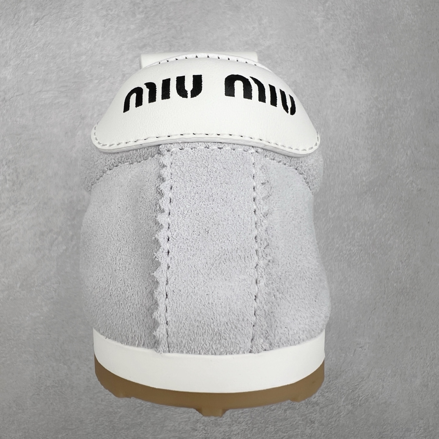 图片[8]-Miumiu 25ss Tyre系列春夏新款 饼干鞋 阿甘鞋休闲运动鞋Miumiu最新爆款 前卫大胆的设计，风格融于此款厚底帆布运动鞋的简约线条，别致徽标饰于鞋舌与背面，点缀复古设计，平添标志性元素！厚底设计定义前卫的现代风格，这款Tyre集优雅气质与运动功能于一身，动感橡胶鞋底柔韧耐磨，令人联想起轮胎花纹，橡胶鞋底除了增加了这双鞋的复古属性外也增加了防滑功能鞋面由科技织物和麂皮制成，融合运动与时尚、功能与优雅，表达了Miu Miu的核心精神 尺码：35-40-选品中心