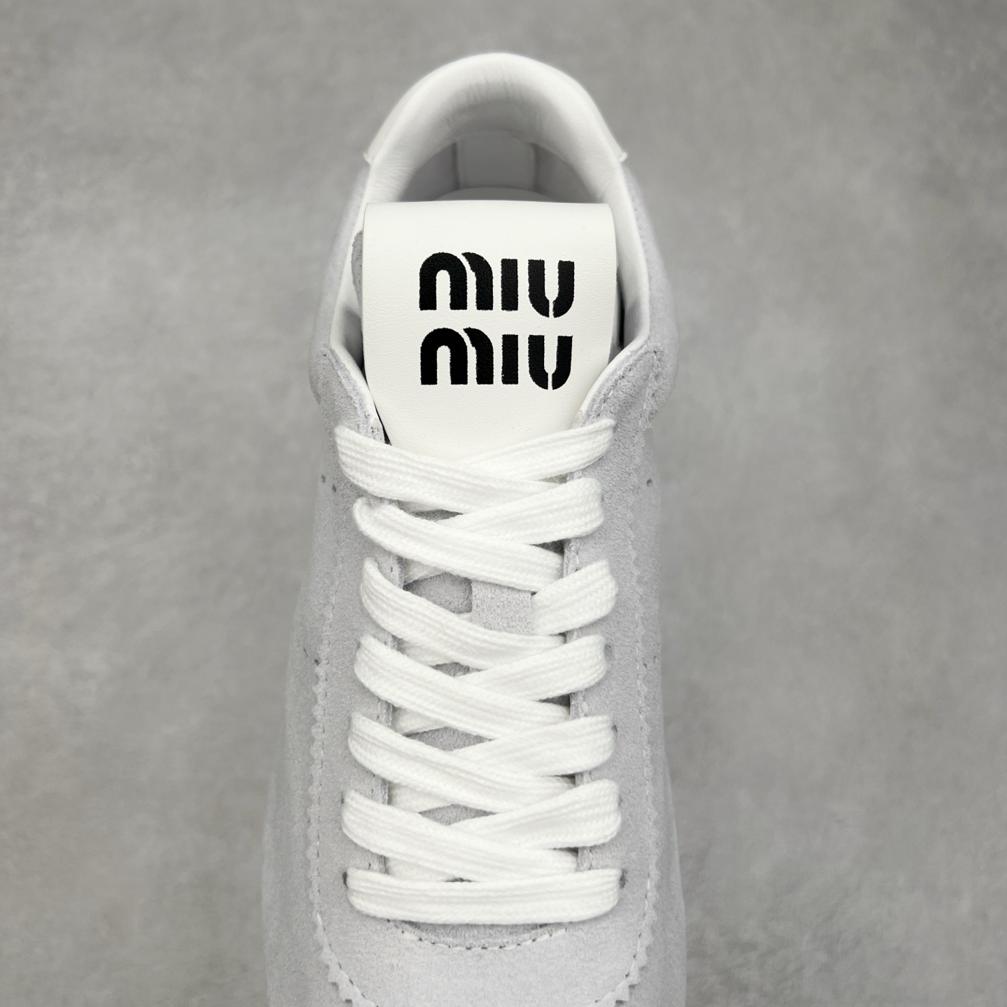 图片[5]-Miumiu 25ss Tyre系列春夏新款 饼干鞋 阿甘鞋休闲运动鞋Miumiu最新爆款 前卫大胆的设计，风格融于此款厚底帆布运动鞋的简约线条，别致徽标饰于鞋舌与背面，点缀复古设计，平添标志性元素！厚底设计定义前卫的现代风格，这款Tyre集优雅气质与运动功能于一身，动感橡胶鞋底柔韧耐磨，令人联想起轮胎花纹，橡胶鞋底除了增加了这双鞋的复古属性外也增加了防滑功能鞋面由科技织物和麂皮制成，融合运动与时尚、功能与优雅，表达了Miu Miu的核心精神 尺码：35-40-选品中心