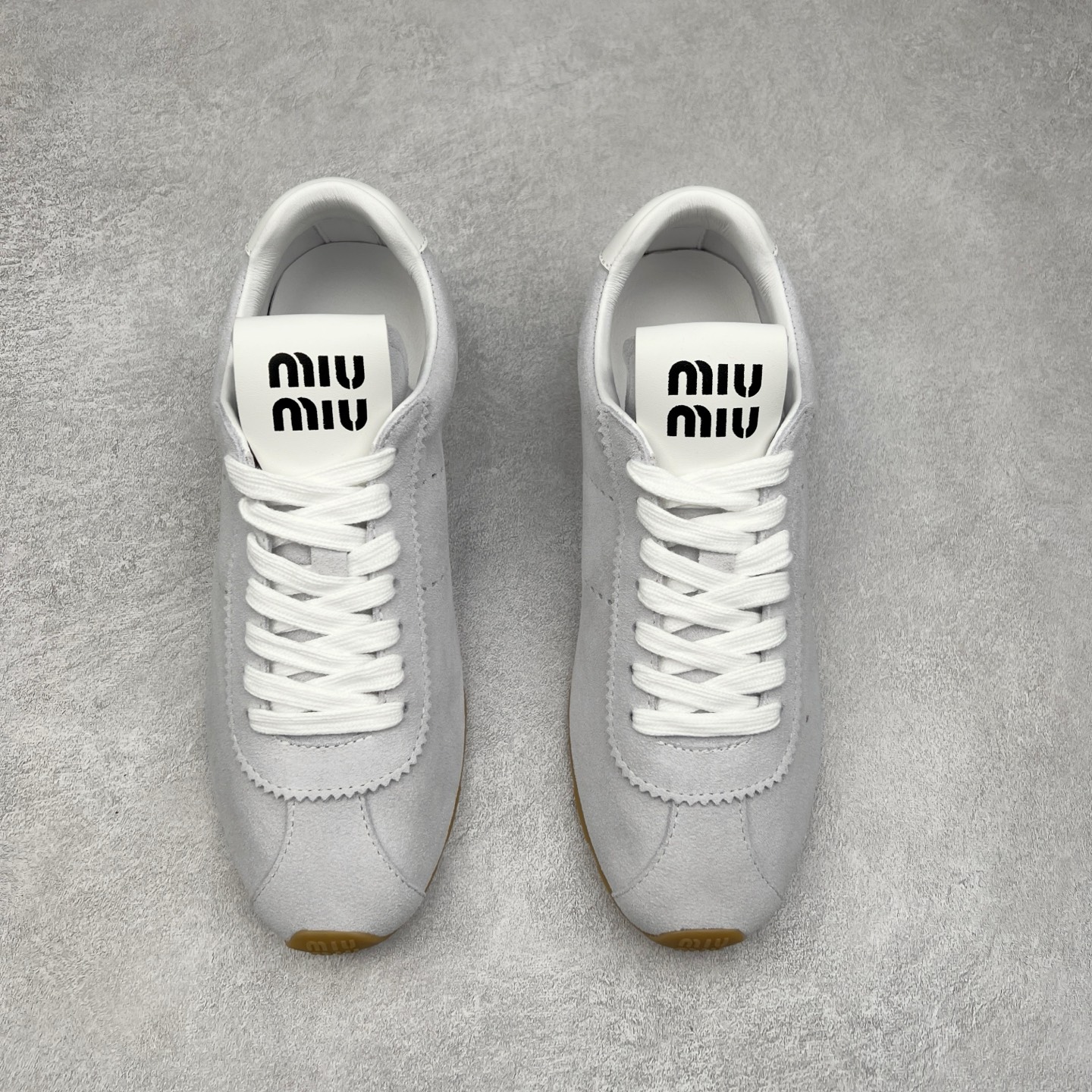 图片[2]-Miumiu 25ss Tyre系列春夏新款 饼干鞋 阿甘鞋休闲运动鞋Miumiu最新爆款 前卫大胆的设计，风格融于此款厚底帆布运动鞋的简约线条，别致徽标饰于鞋舌与背面，点缀复古设计，平添标志性元素！厚底设计定义前卫的现代风格，这款Tyre集优雅气质与运动功能于一身，动感橡胶鞋底柔韧耐磨，令人联想起轮胎花纹，橡胶鞋底除了增加了这双鞋的复古属性外也增加了防滑功能鞋面由科技织物和麂皮制成，融合运动与时尚、功能与优雅，表达了Miu Miu的核心精神 尺码：35-40-选品中心