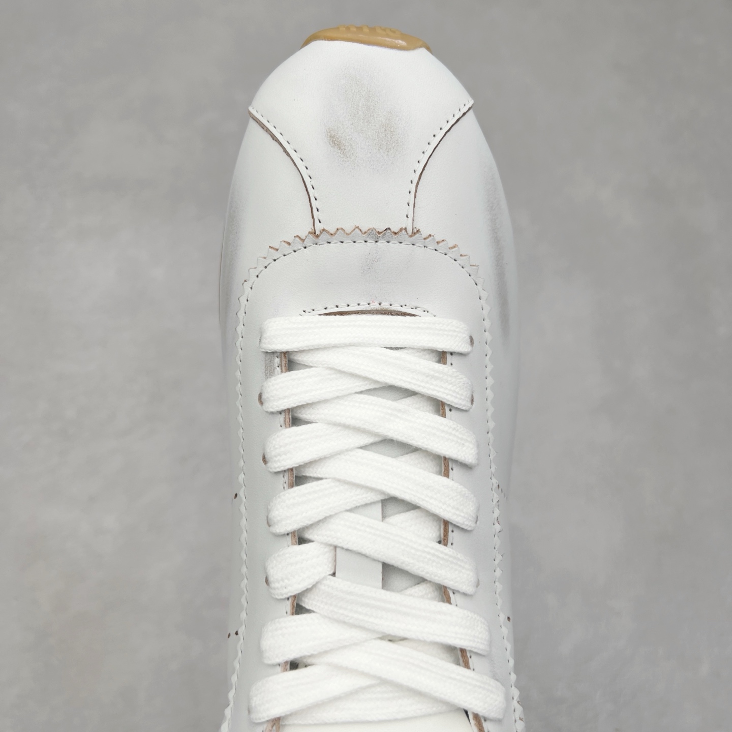 图片[4]-Miumiu 25ss Tyre系列春夏新款 饼干鞋 阿甘鞋休闲运动鞋Miumiu最新爆款 前卫大胆的设计，风格融于此款厚底帆布运动鞋的简约线条，别致徽标饰于鞋舌与背面，点缀复古设计，平添标志性元素！厚底设计定义前卫的现代风格，这款Tyre集优雅气质与运动功能于一身，动感橡胶鞋底柔韧耐磨，令人联想起轮胎花纹，橡胶鞋底除了增加了这双鞋的复古属性外也增加了防滑功能鞋面由科技织物和麂皮制成，融合运动与时尚、功能与优雅，表达了Miu Miu的核心精神 尺码：35-40-选品中心