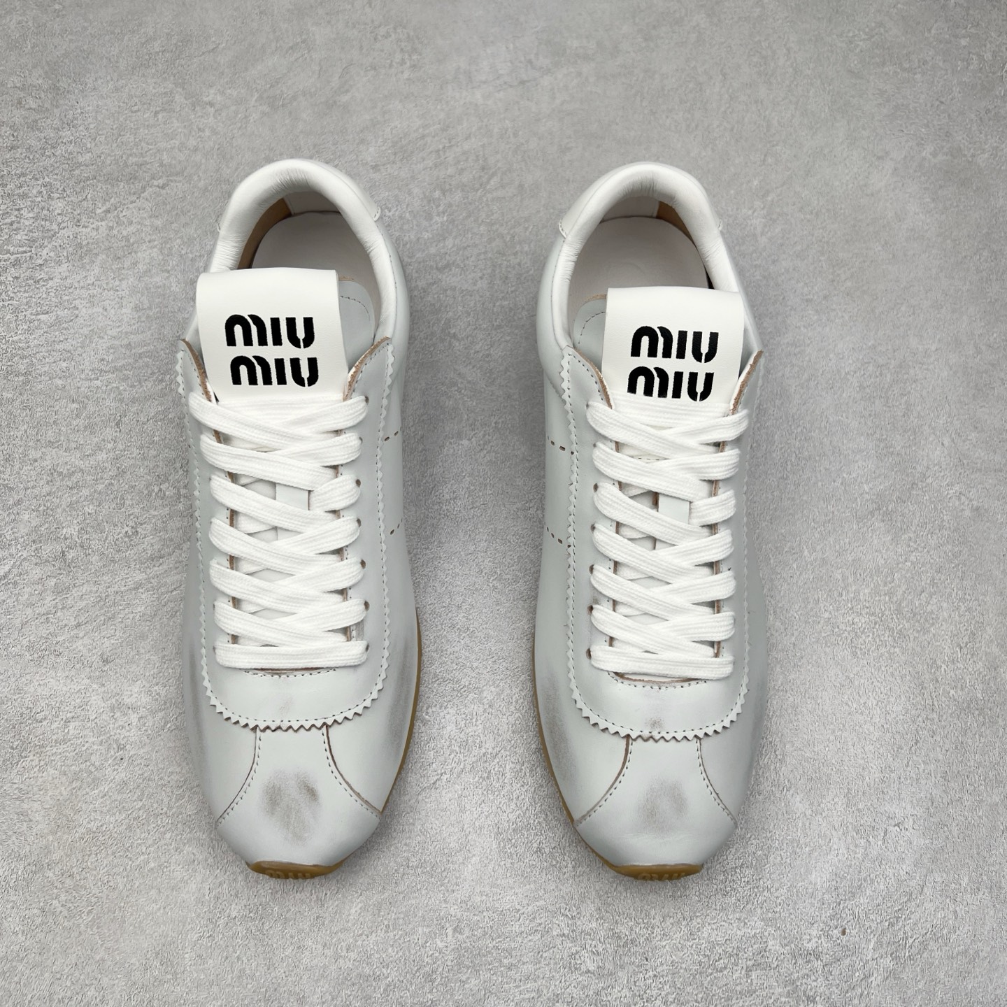 图片[2]-Miumiu 25ss Tyre系列春夏新款 饼干鞋 阿甘鞋休闲运动鞋Miumiu最新爆款 前卫大胆的设计，风格融于此款厚底帆布运动鞋的简约线条，别致徽标饰于鞋舌与背面，点缀复古设计，平添标志性元素！厚底设计定义前卫的现代风格，这款Tyre集优雅气质与运动功能于一身，动感橡胶鞋底柔韧耐磨，令人联想起轮胎花纹，橡胶鞋底除了增加了这双鞋的复古属性外也增加了防滑功能鞋面由科技织物和麂皮制成，融合运动与时尚、功能与优雅，表达了Miu Miu的核心精神 尺码：35-40-选品中心