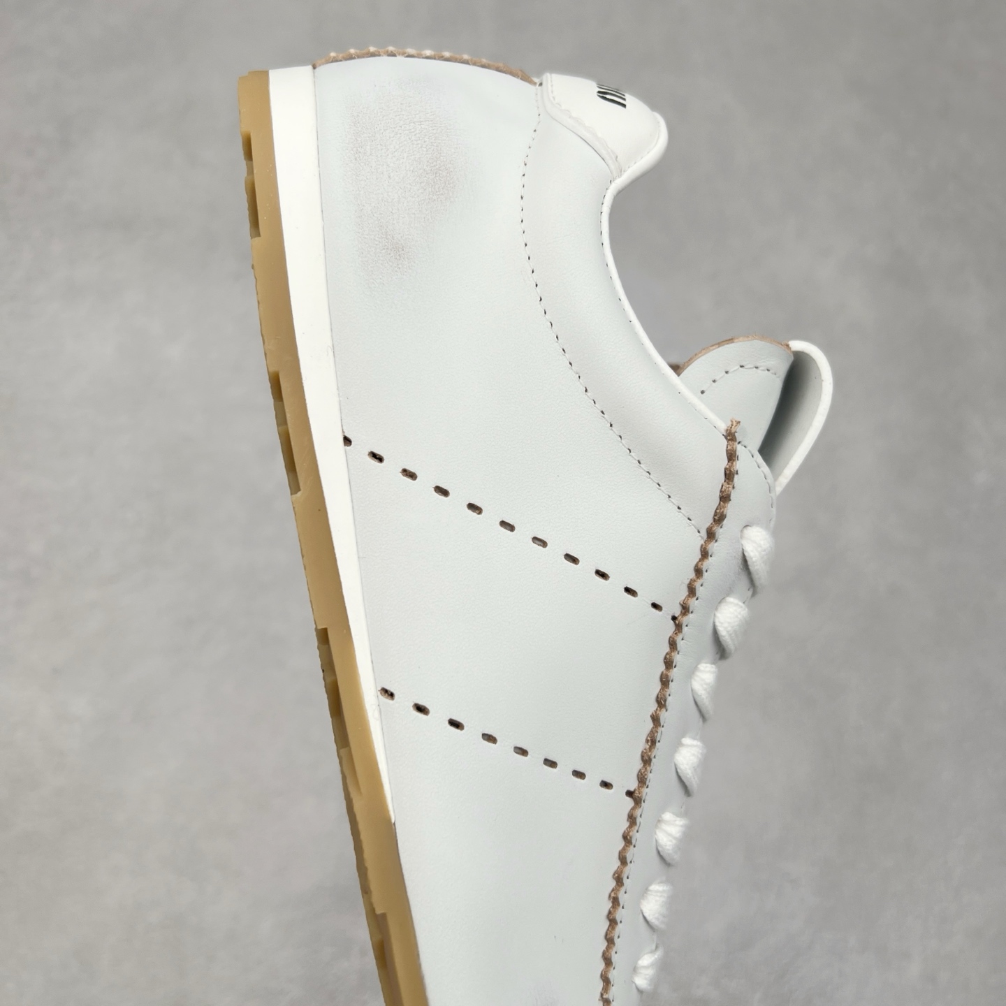 图片[6]-Miumiu 25ss Tyre系列春夏新款 饼干鞋 阿甘鞋休闲运动鞋Miumiu最新爆款 前卫大胆的设计，风格融于此款厚底帆布运动鞋的简约线条，别致徽标饰于鞋舌与背面，点缀复古设计，平添标志性元素！厚底设计定义前卫的现代风格，这款Tyre集优雅气质与运动功能于一身，动感橡胶鞋底柔韧耐磨，令人联想起轮胎花纹，橡胶鞋底除了增加了这双鞋的复古属性外也增加了防滑功能鞋面由科技织物和麂皮制成，融合运动与时尚、功能与优雅，表达了Miu Miu的核心精神 尺码：35-40-选品中心