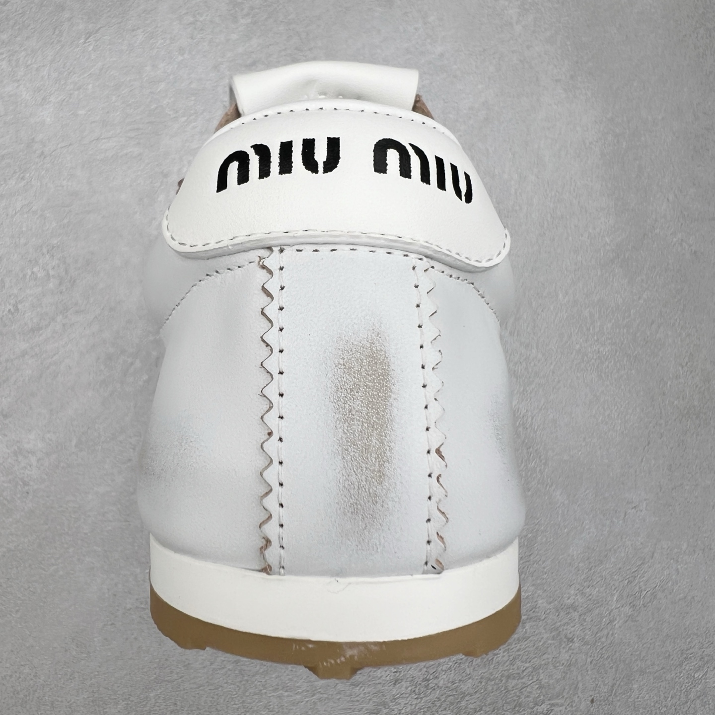 图片[8]-Miumiu 25ss Tyre系列春夏新款 饼干鞋 阿甘鞋休闲运动鞋Miumiu最新爆款 前卫大胆的设计，风格融于此款厚底帆布运动鞋的简约线条，别致徽标饰于鞋舌与背面，点缀复古设计，平添标志性元素！厚底设计定义前卫的现代风格，这款Tyre集优雅气质与运动功能于一身，动感橡胶鞋底柔韧耐磨，令人联想起轮胎花纹，橡胶鞋底除了增加了这双鞋的复古属性外也增加了防滑功能鞋面由科技织物和麂皮制成，融合运动与时尚、功能与优雅，表达了Miu Miu的核心精神 尺码：35-40-选品中心