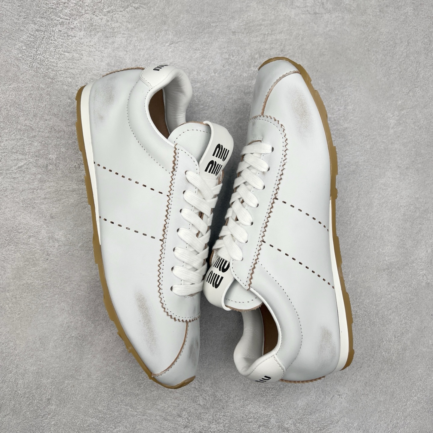 图片[3]-Miumiu 25ss Tyre系列春夏新款 饼干鞋 阿甘鞋休闲运动鞋Miumiu最新爆款 前卫大胆的设计，风格融于此款厚底帆布运动鞋的简约线条，别致徽标饰于鞋舌与背面，点缀复古设计，平添标志性元素！厚底设计定义前卫的现代风格，这款Tyre集优雅气质与运动功能于一身，动感橡胶鞋底柔韧耐磨，令人联想起轮胎花纹，橡胶鞋底除了增加了这双鞋的复古属性外也增加了防滑功能鞋面由科技织物和麂皮制成，融合运动与时尚、功能与优雅，表达了Miu Miu的核心精神 尺码：35-40-选品中心