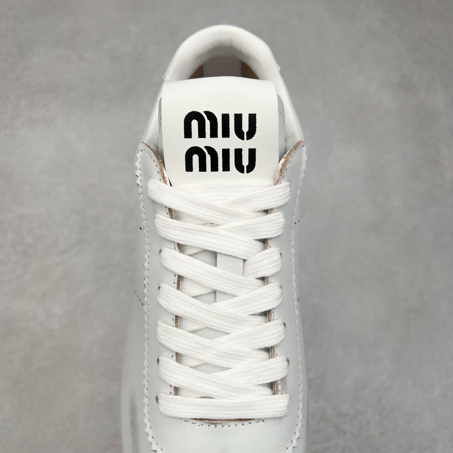 图片[5]-Miumiu 25ss Tyre系列春夏新款 饼干鞋 阿甘鞋休闲运动鞋Miumiu最新爆款 前卫大胆的设计，风格融于此款厚底帆布运动鞋的简约线条，别致徽标饰于鞋舌与背面，点缀复古设计，平添标志性元素！厚底设计定义前卫的现代风格，这款Tyre集优雅气质与运动功能于一身，动感橡胶鞋底柔韧耐磨，令人联想起轮胎花纹，橡胶鞋底除了增加了这双鞋的复古属性外也增加了防滑功能鞋面由科技织物和麂皮制成，融合运动与时尚、功能与优雅，表达了Miu Miu的核心精神 尺码：35-40-选品中心