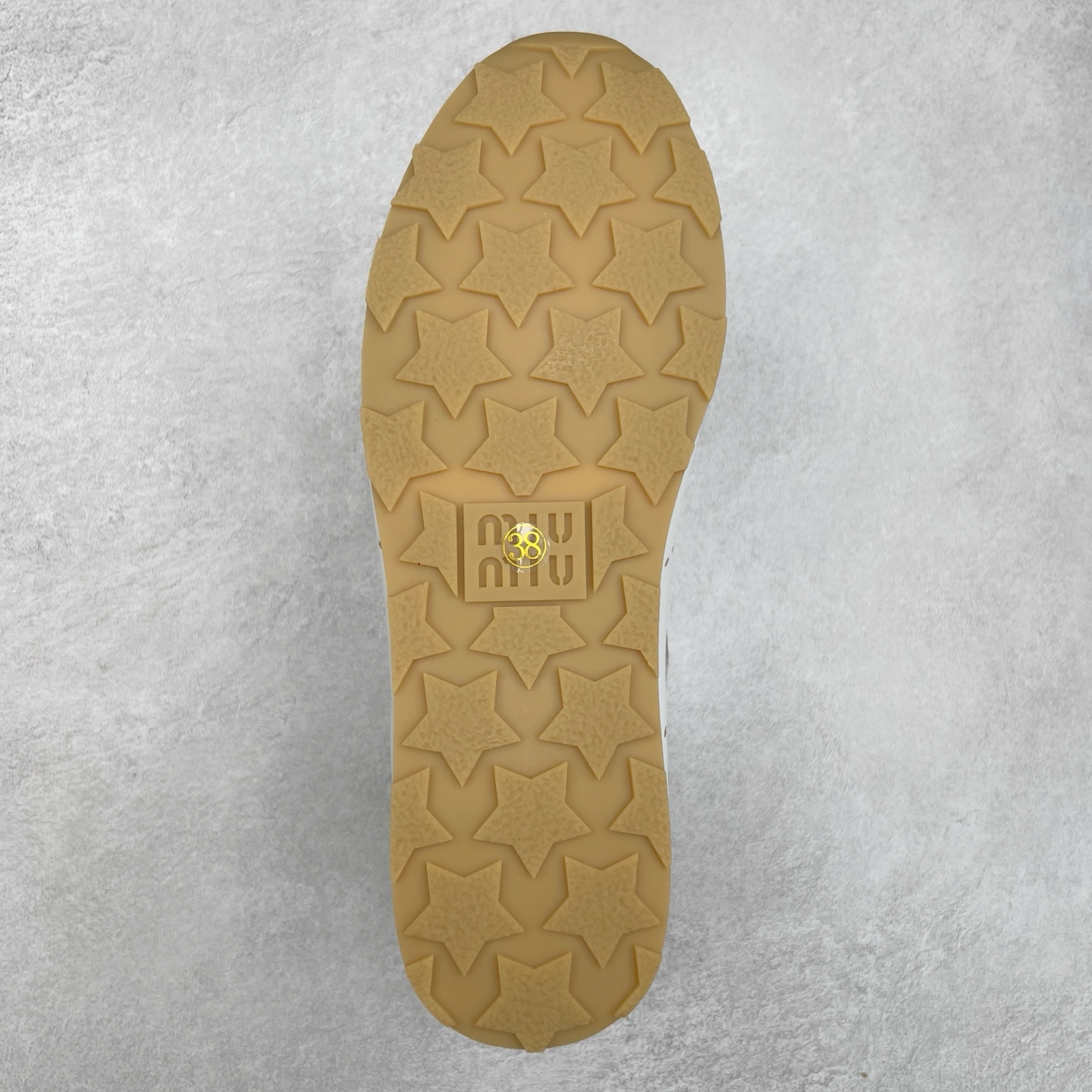 图片[9]-Miumiu 25ss Tyre系列春夏新款 饼干鞋 阿甘鞋休闲运动鞋Miumiu最新爆款 前卫大胆的设计，风格融于此款厚底帆布运动鞋的简约线条，别致徽标饰于鞋舌与背面，点缀复古设计，平添标志性元素！厚底设计定义前卫的现代风格，这款Tyre集优雅气质与运动功能于一身，动感橡胶鞋底柔韧耐磨，令人联想起轮胎花纹，橡胶鞋底除了增加了这双鞋的复古属性外也增加了防滑功能鞋面由科技织物和麂皮制成，融合运动与时尚、功能与优雅，表达了Miu Miu的核心精神 尺码：35-40-选品中心