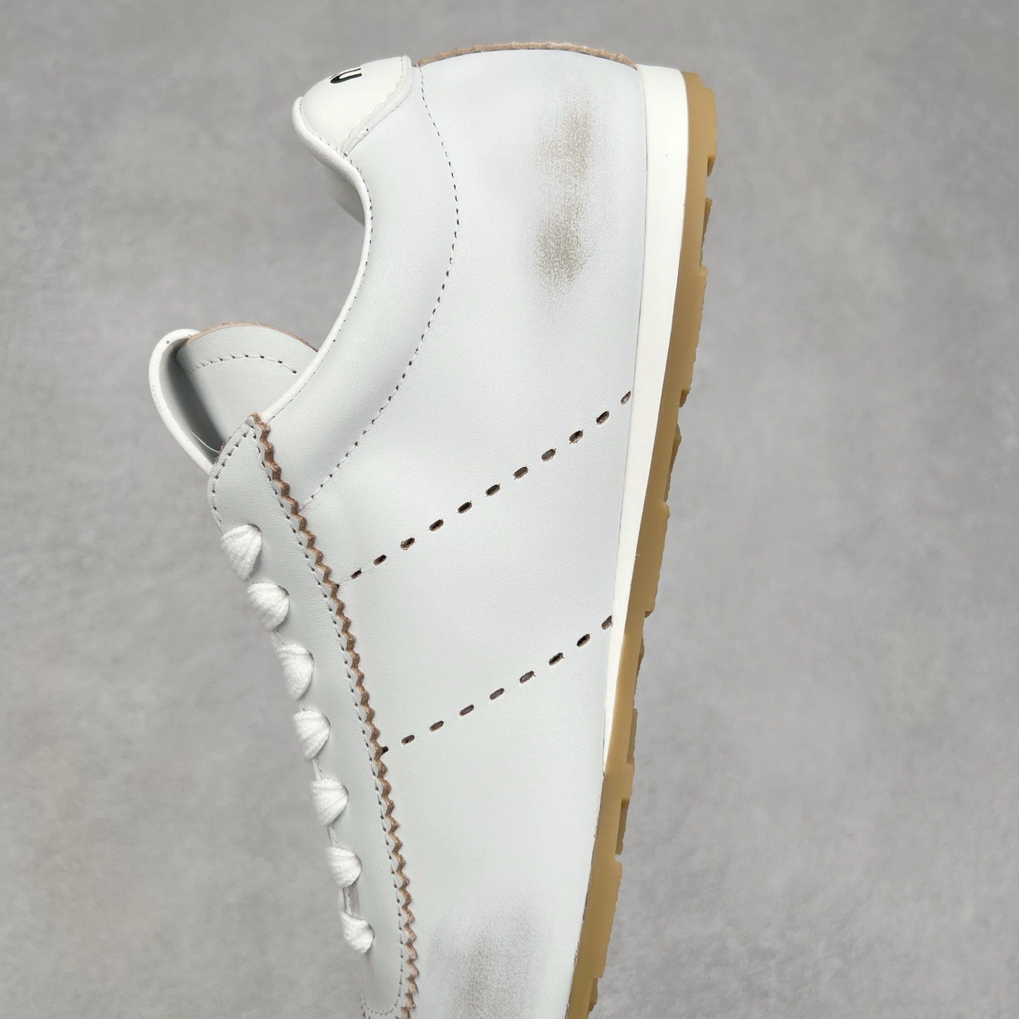 图片[7]-Miumiu 25ss Tyre系列春夏新款 饼干鞋 阿甘鞋休闲运动鞋Miumiu最新爆款 前卫大胆的设计，风格融于此款厚底帆布运动鞋的简约线条，别致徽标饰于鞋舌与背面，点缀复古设计，平添标志性元素！厚底设计定义前卫的现代风格，这款Tyre集优雅气质与运动功能于一身，动感橡胶鞋底柔韧耐磨，令人联想起轮胎花纹，橡胶鞋底除了增加了这双鞋的复古属性外也增加了防滑功能鞋面由科技织物和麂皮制成，融合运动与时尚、功能与优雅，表达了Miu Miu的核心精神 尺码：35-40-选品中心