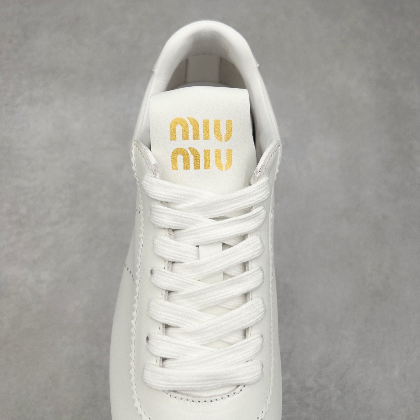 图片[5]-Miumiu 25ss Tyre系列春夏新款 饼干鞋 阿甘鞋休闲运动鞋Miumiu最新爆款 前卫大胆的设计，风格融于此款厚底帆布运动鞋的简约线条，别致徽标饰于鞋舌与背面，点缀复古设计，平添标志性元素！厚底设计定义前卫的现代风格，这款Tyre集优雅气质与运动功能于一身，动感橡胶鞋底柔韧耐磨，令人联想起轮胎花纹，橡胶鞋底除了增加了这双鞋的复古属性外也增加了防滑功能鞋面由科技织物和麂皮制成，融合运动与时尚、功能与优雅，表达了Miu Miu的核心精神 尺码：35-40-选品中心