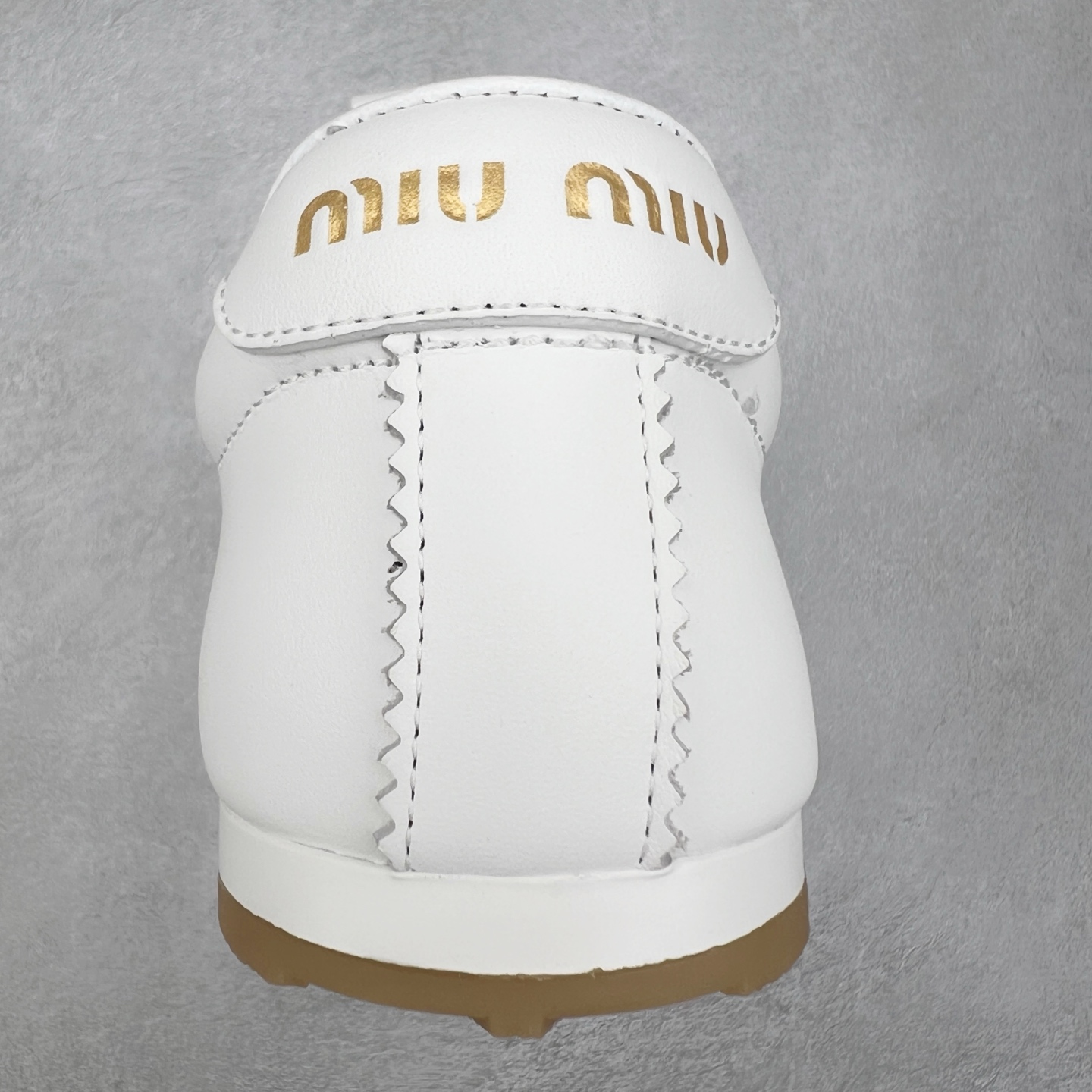 图片[8]-Miumiu 25ss Tyre系列春夏新款 饼干鞋 阿甘鞋休闲运动鞋Miumiu最新爆款 前卫大胆的设计，风格融于此款厚底帆布运动鞋的简约线条，别致徽标饰于鞋舌与背面，点缀复古设计，平添标志性元素！厚底设计定义前卫的现代风格，这款Tyre集优雅气质与运动功能于一身，动感橡胶鞋底柔韧耐磨，令人联想起轮胎花纹，橡胶鞋底除了增加了这双鞋的复古属性外也增加了防滑功能鞋面由科技织物和麂皮制成，融合运动与时尚、功能与优雅，表达了Miu Miu的核心精神 尺码：35-40-选品中心