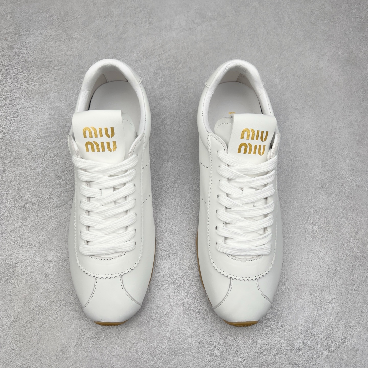 图片[2]-Miumiu 25ss Tyre系列春夏新款 饼干鞋 阿甘鞋休闲运动鞋Miumiu最新爆款 前卫大胆的设计，风格融于此款厚底帆布运动鞋的简约线条，别致徽标饰于鞋舌与背面，点缀复古设计，平添标志性元素！厚底设计定义前卫的现代风格，这款Tyre集优雅气质与运动功能于一身，动感橡胶鞋底柔韧耐磨，令人联想起轮胎花纹，橡胶鞋底除了增加了这双鞋的复古属性外也增加了防滑功能鞋面由科技织物和麂皮制成，融合运动与时尚、功能与优雅，表达了Miu Miu的核心精神 尺码：35-40-选品中心