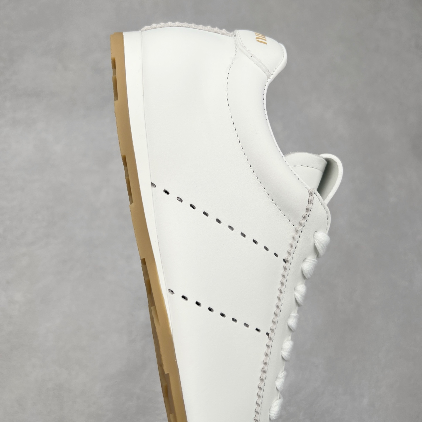 图片[6]-Miumiu 25ss Tyre系列春夏新款 饼干鞋 阿甘鞋休闲运动鞋Miumiu最新爆款 前卫大胆的设计，风格融于此款厚底帆布运动鞋的简约线条，别致徽标饰于鞋舌与背面，点缀复古设计，平添标志性元素！厚底设计定义前卫的现代风格，这款Tyre集优雅气质与运动功能于一身，动感橡胶鞋底柔韧耐磨，令人联想起轮胎花纹，橡胶鞋底除了增加了这双鞋的复古属性外也增加了防滑功能鞋面由科技织物和麂皮制成，融合运动与时尚、功能与优雅，表达了Miu Miu的核心精神 尺码：35-40-选品中心