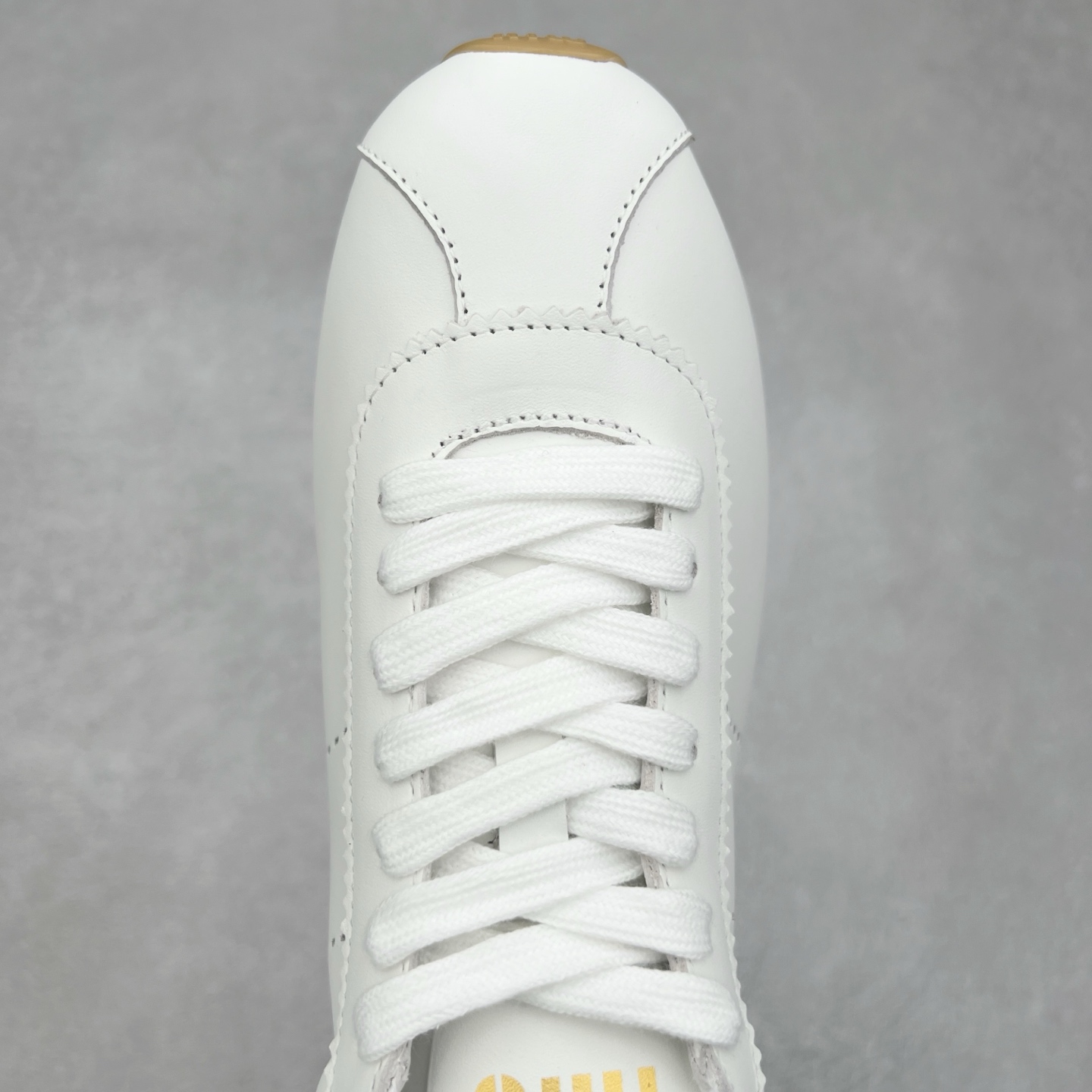 图片[4]-Miumiu 25ss Tyre系列春夏新款 饼干鞋 阿甘鞋休闲运动鞋Miumiu最新爆款 前卫大胆的设计，风格融于此款厚底帆布运动鞋的简约线条，别致徽标饰于鞋舌与背面，点缀复古设计，平添标志性元素！厚底设计定义前卫的现代风格，这款Tyre集优雅气质与运动功能于一身，动感橡胶鞋底柔韧耐磨，令人联想起轮胎花纹，橡胶鞋底除了增加了这双鞋的复古属性外也增加了防滑功能鞋面由科技织物和麂皮制成，融合运动与时尚、功能与优雅，表达了Miu Miu的核心精神 尺码：35-40-选品中心