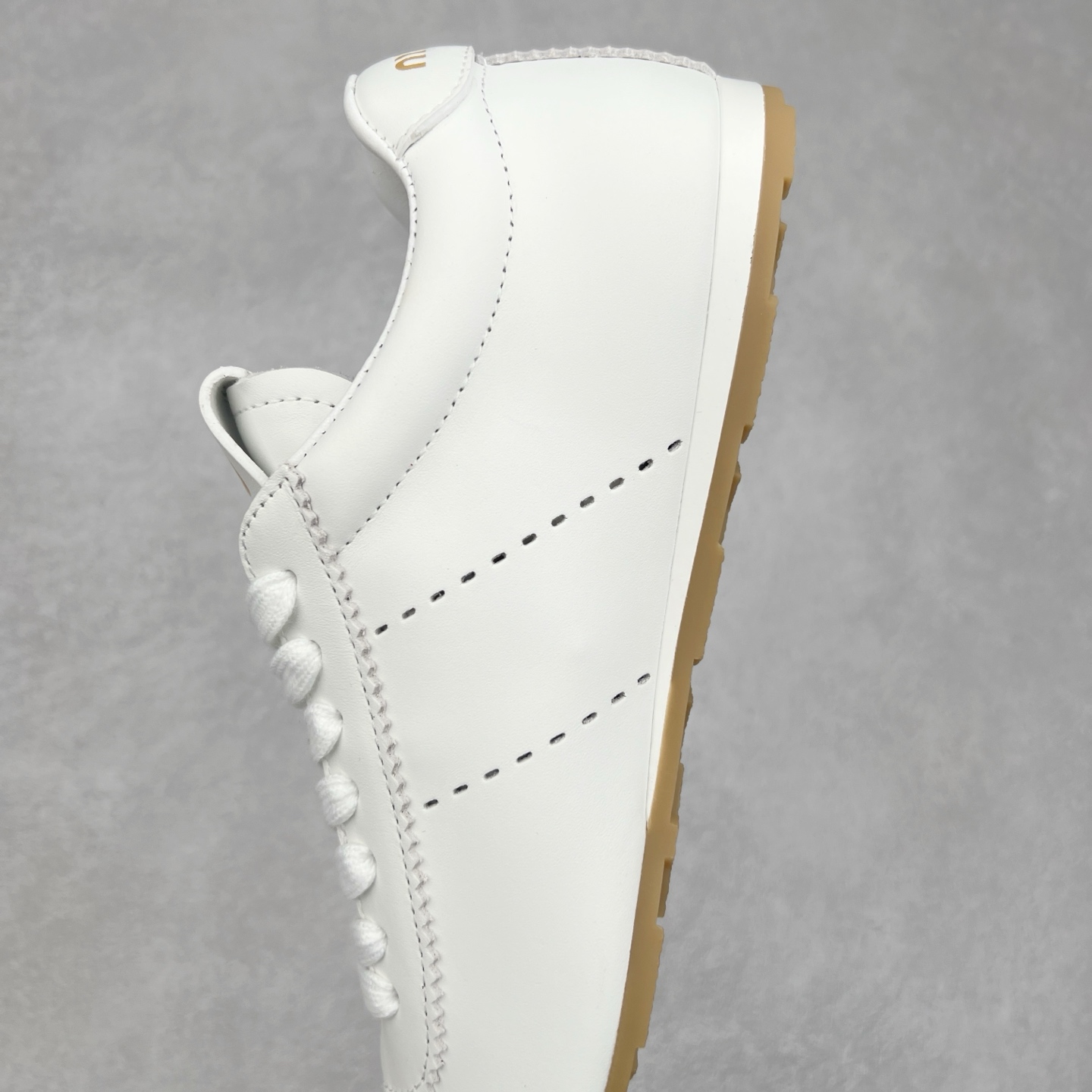 图片[7]-Miumiu 25ss Tyre系列春夏新款 饼干鞋 阿甘鞋休闲运动鞋Miumiu最新爆款 前卫大胆的设计，风格融于此款厚底帆布运动鞋的简约线条，别致徽标饰于鞋舌与背面，点缀复古设计，平添标志性元素！厚底设计定义前卫的现代风格，这款Tyre集优雅气质与运动功能于一身，动感橡胶鞋底柔韧耐磨，令人联想起轮胎花纹，橡胶鞋底除了增加了这双鞋的复古属性外也增加了防滑功能鞋面由科技织物和麂皮制成，融合运动与时尚、功能与优雅，表达了Miu Miu的核心精神 尺码：35-40-选品中心