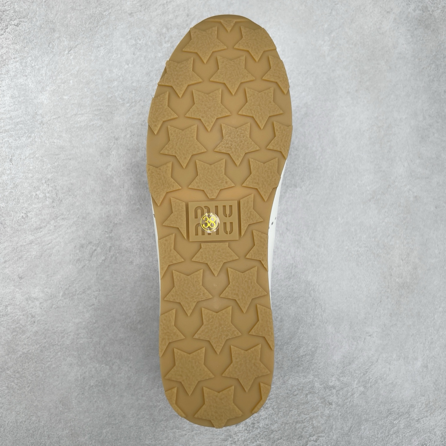 图片[9]-Miumiu 25ss Tyre系列春夏新款 饼干鞋 阿甘鞋休闲运动鞋Miumiu最新爆款 前卫大胆的设计，风格融于此款厚底帆布运动鞋的简约线条，别致徽标饰于鞋舌与背面，点缀复古设计，平添标志性元素！厚底设计定义前卫的现代风格，这款Tyre集优雅气质与运动功能于一身，动感橡胶鞋底柔韧耐磨，令人联想起轮胎花纹，橡胶鞋底除了增加了这双鞋的复古属性外也增加了防滑功能鞋面由科技织物和麂皮制成，融合运动与时尚、功能与优雅，表达了Miu Miu的核心精神 尺码：35-40-选品中心