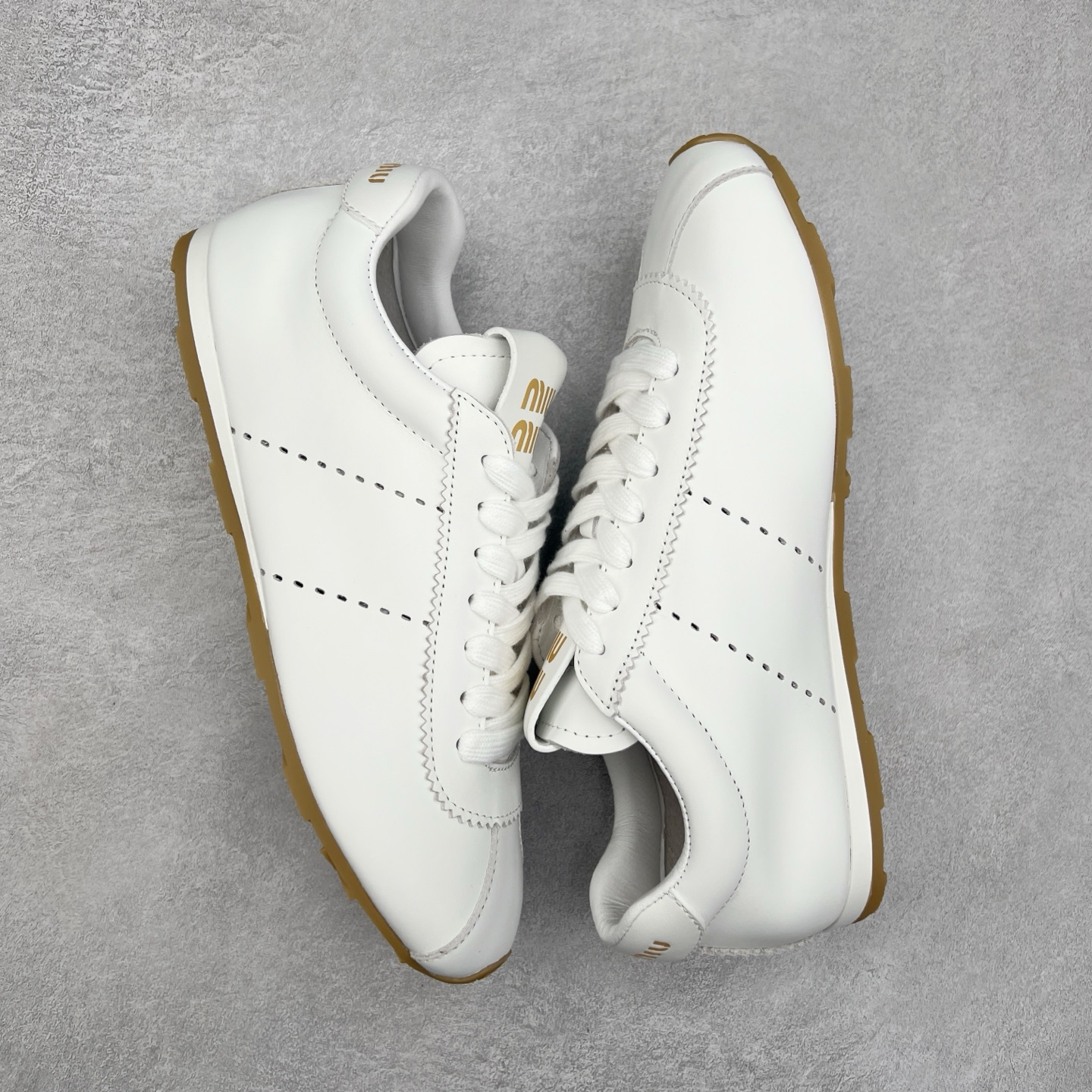 图片[3]-Miumiu 25ss Tyre系列春夏新款 饼干鞋 阿甘鞋休闲运动鞋Miumiu最新爆款 前卫大胆的设计，风格融于此款厚底帆布运动鞋的简约线条，别致徽标饰于鞋舌与背面，点缀复古设计，平添标志性元素！厚底设计定义前卫的现代风格，这款Tyre集优雅气质与运动功能于一身，动感橡胶鞋底柔韧耐磨，令人联想起轮胎花纹，橡胶鞋底除了增加了这双鞋的复古属性外也增加了防滑功能鞋面由科技织物和麂皮制成，融合运动与时尚、功能与优雅，表达了Miu Miu的核心精神 尺码：35-40-选品中心