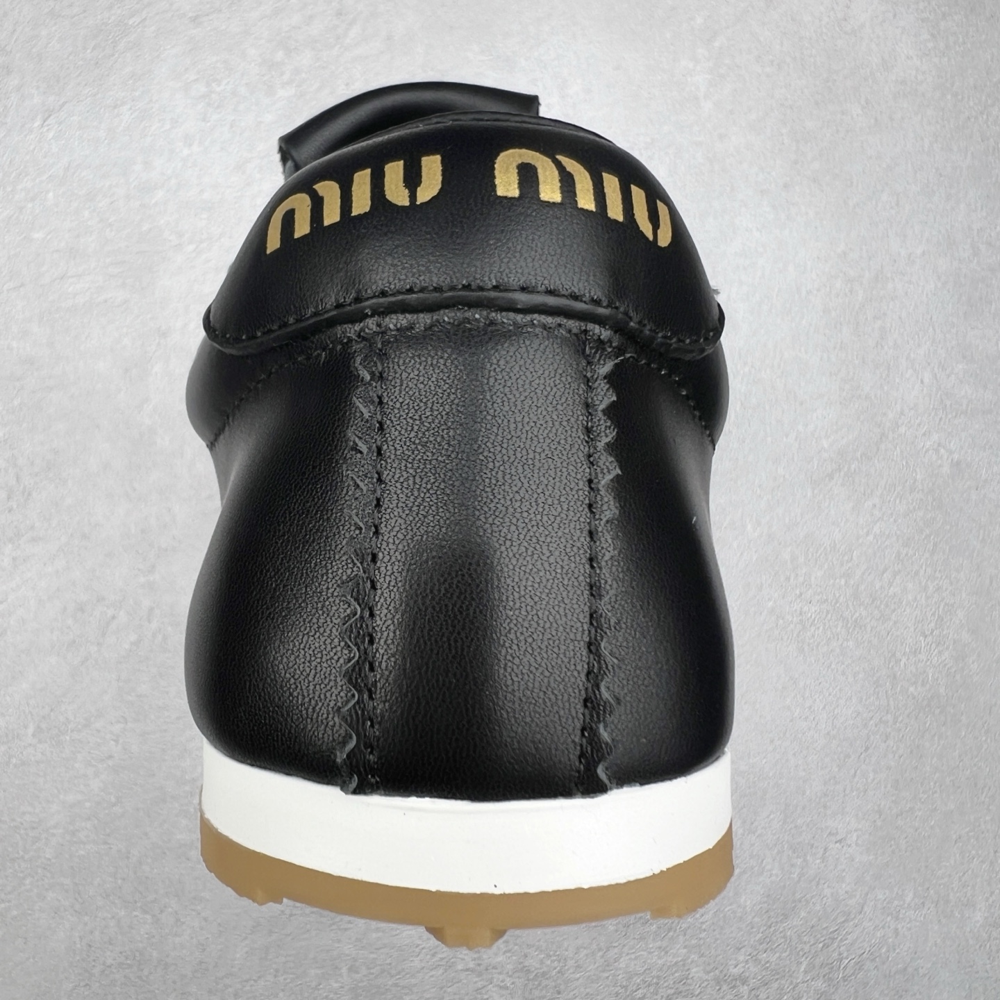 图片[8]-Miumiu 25ss Tyre系列春夏新款 饼干鞋 阿甘鞋休闲运动鞋Miumiu最新爆款 前卫大胆的设计，风格融于此款厚底帆布运动鞋的简约线条，别致徽标饰于鞋舌与背面，点缀复古设计，平添标志性元素！厚底设计定义前卫的现代风格，这款Tyre集优雅气质与运动功能于一身，动感橡胶鞋底柔韧耐磨，令人联想起轮胎花纹，橡胶鞋底除了增加了这双鞋的复古属性外也增加了防滑功能鞋面由科技织物和麂皮制成，融合运动与时尚、功能与优雅，表达了Miu Miu的核心精神 尺码：35-40-选品中心