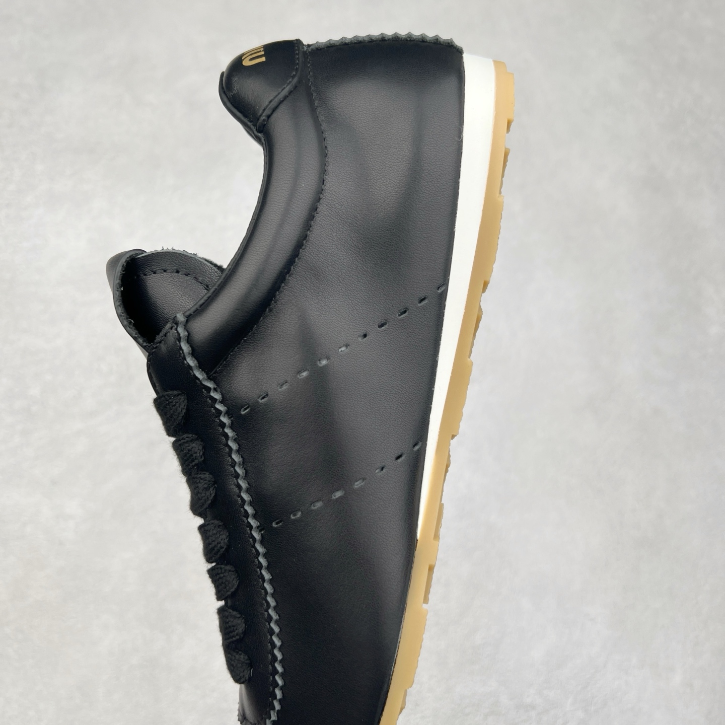 图片[7]-Miumiu 25ss Tyre系列春夏新款 饼干鞋 阿甘鞋休闲运动鞋Miumiu最新爆款 前卫大胆的设计，风格融于此款厚底帆布运动鞋的简约线条，别致徽标饰于鞋舌与背面，点缀复古设计，平添标志性元素！厚底设计定义前卫的现代风格，这款Tyre集优雅气质与运动功能于一身，动感橡胶鞋底柔韧耐磨，令人联想起轮胎花纹，橡胶鞋底除了增加了这双鞋的复古属性外也增加了防滑功能鞋面由科技织物和麂皮制成，融合运动与时尚、功能与优雅，表达了Miu Miu的核心精神 尺码：35-40-选品中心