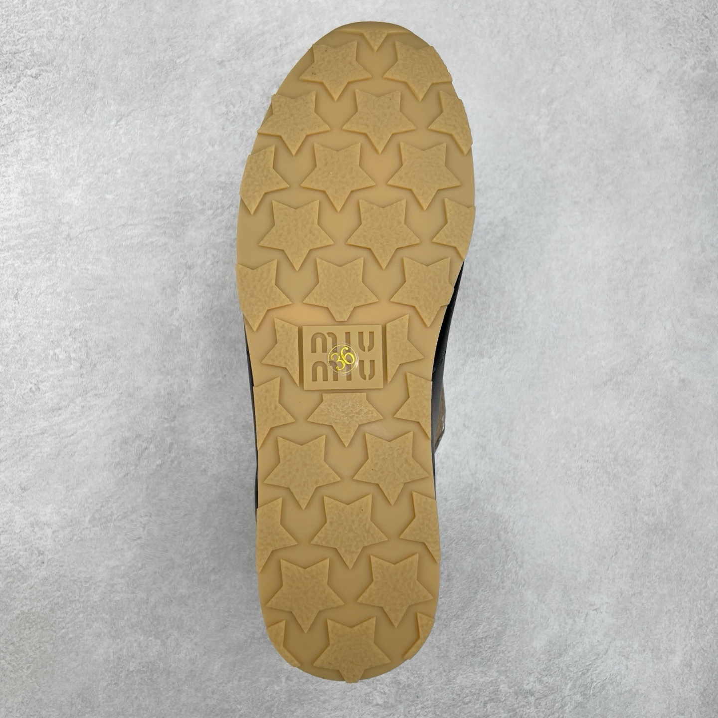 图片[9]-Miumiu 25ss Tyre系列春夏新款 饼干鞋 阿甘鞋休闲运动鞋Miumiu最新爆款 前卫大胆的设计，风格融于此款厚底帆布运动鞋的简约线条，别致徽标饰于鞋舌与背面，点缀复古设计，平添标志性元素！厚底设计定义前卫的现代风格，这款Tyre集优雅气质与运动功能于一身，动感橡胶鞋底柔韧耐磨，令人联想起轮胎花纹，橡胶鞋底除了增加了这双鞋的复古属性外也增加了防滑功能鞋面由科技织物和麂皮制成，融合运动与时尚、功能与优雅，表达了Miu Miu的核心精神 尺码：35-40-选品中心