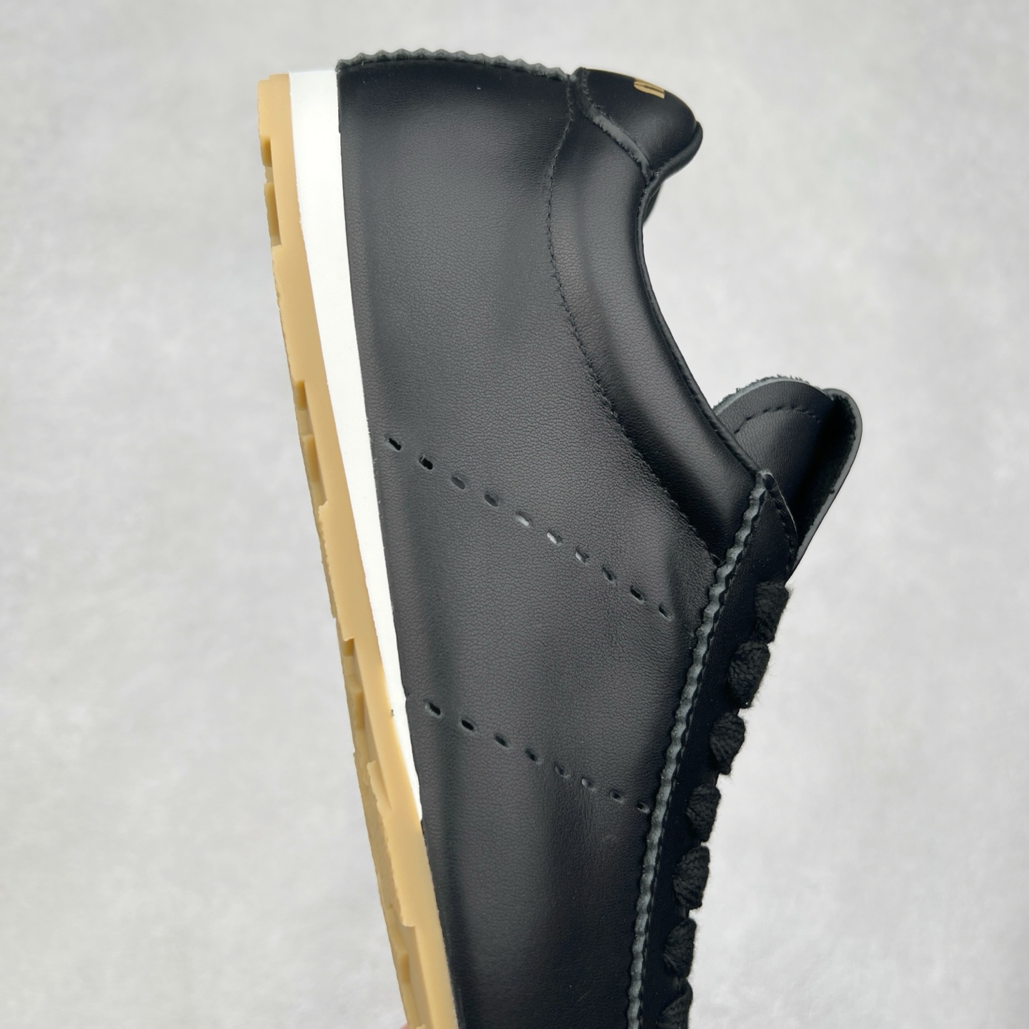 图片[6]-Miumiu 25ss Tyre系列春夏新款 饼干鞋 阿甘鞋休闲运动鞋Miumiu最新爆款 前卫大胆的设计，风格融于此款厚底帆布运动鞋的简约线条，别致徽标饰于鞋舌与背面，点缀复古设计，平添标志性元素！厚底设计定义前卫的现代风格，这款Tyre集优雅气质与运动功能于一身，动感橡胶鞋底柔韧耐磨，令人联想起轮胎花纹，橡胶鞋底除了增加了这双鞋的复古属性外也增加了防滑功能鞋面由科技织物和麂皮制成，融合运动与时尚、功能与优雅，表达了Miu Miu的核心精神 尺码：35-40-选品中心