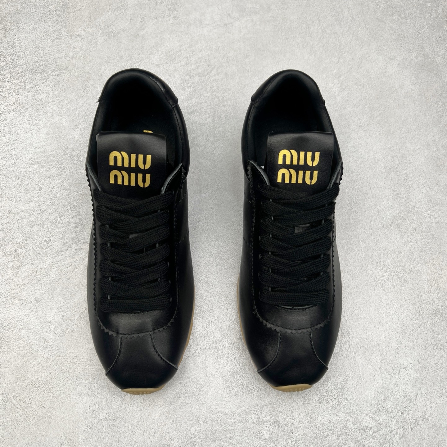 图片[2]-Miumiu 25ss Tyre系列春夏新款 饼干鞋 阿甘鞋休闲运动鞋Miumiu最新爆款 前卫大胆的设计，风格融于此款厚底帆布运动鞋的简约线条，别致徽标饰于鞋舌与背面，点缀复古设计，平添标志性元素！厚底设计定义前卫的现代风格，这款Tyre集优雅气质与运动功能于一身，动感橡胶鞋底柔韧耐磨，令人联想起轮胎花纹，橡胶鞋底除了增加了这双鞋的复古属性外也增加了防滑功能鞋面由科技织物和麂皮制成，融合运动与时尚、功能与优雅，表达了Miu Miu的核心精神 尺码：35-40-选品中心