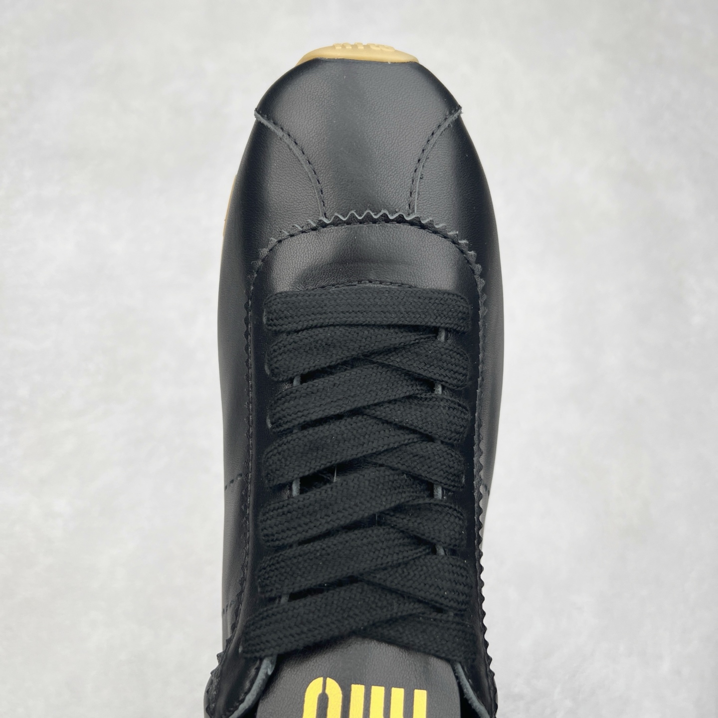 图片[4]-Miumiu 25ss Tyre系列春夏新款 饼干鞋 阿甘鞋休闲运动鞋Miumiu最新爆款 前卫大胆的设计，风格融于此款厚底帆布运动鞋的简约线条，别致徽标饰于鞋舌与背面，点缀复古设计，平添标志性元素！厚底设计定义前卫的现代风格，这款Tyre集优雅气质与运动功能于一身，动感橡胶鞋底柔韧耐磨，令人联想起轮胎花纹，橡胶鞋底除了增加了这双鞋的复古属性外也增加了防滑功能鞋面由科技织物和麂皮制成，融合运动与时尚、功能与优雅，表达了Miu Miu的核心精神 尺码：35-40-选品中心