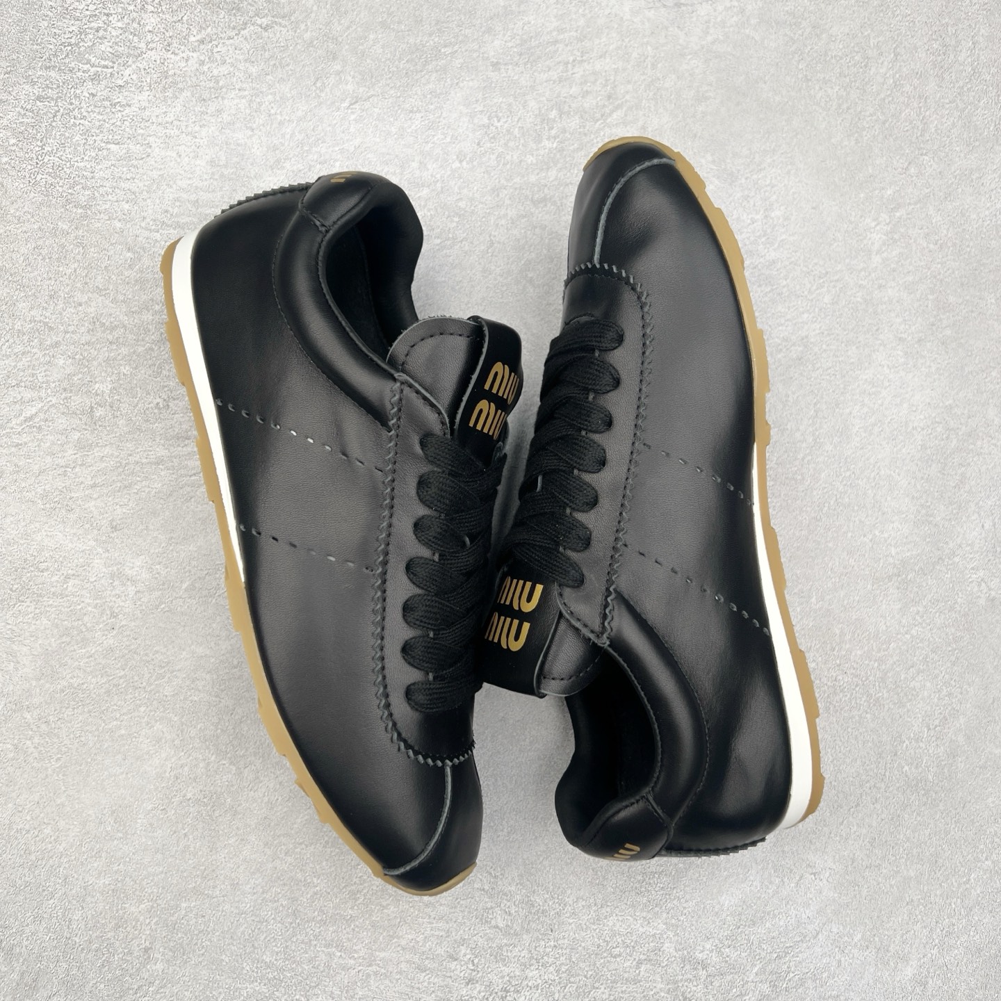 图片[3]-Miumiu 25ss Tyre系列春夏新款 饼干鞋 阿甘鞋休闲运动鞋Miumiu最新爆款 前卫大胆的设计，风格融于此款厚底帆布运动鞋的简约线条，别致徽标饰于鞋舌与背面，点缀复古设计，平添标志性元素！厚底设计定义前卫的现代风格，这款Tyre集优雅气质与运动功能于一身，动感橡胶鞋底柔韧耐磨，令人联想起轮胎花纹，橡胶鞋底除了增加了这双鞋的复古属性外也增加了防滑功能鞋面由科技织物和麂皮制成，融合运动与时尚、功能与优雅，表达了Miu Miu的核心精神 尺码：35-40-选品中心