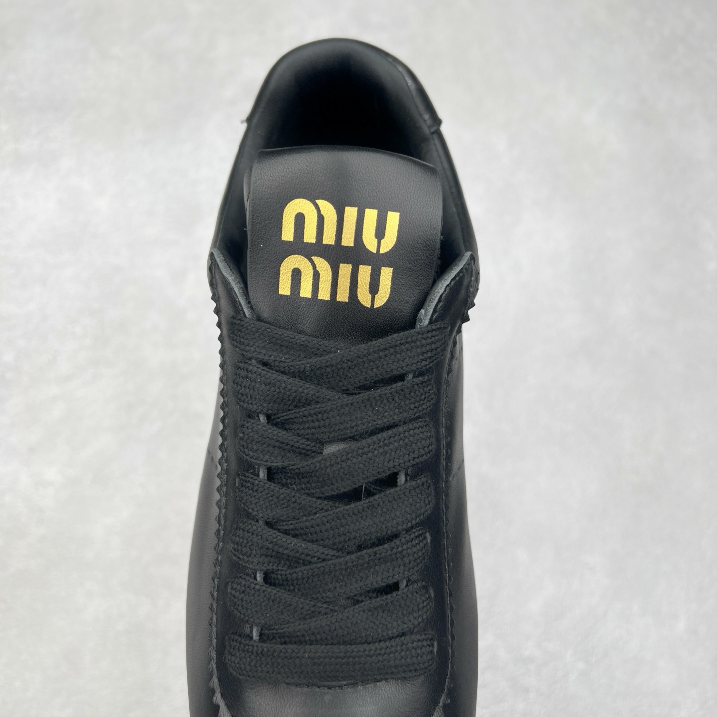 图片[5]-Miumiu 25ss Tyre系列春夏新款 饼干鞋 阿甘鞋休闲运动鞋Miumiu最新爆款 前卫大胆的设计，风格融于此款厚底帆布运动鞋的简约线条，别致徽标饰于鞋舌与背面，点缀复古设计，平添标志性元素！厚底设计定义前卫的现代风格，这款Tyre集优雅气质与运动功能于一身，动感橡胶鞋底柔韧耐磨，令人联想起轮胎花纹，橡胶鞋底除了增加了这双鞋的复古属性外也增加了防滑功能鞋面由科技织物和麂皮制成，融合运动与时尚、功能与优雅，表达了Miu Miu的核心精神 尺码：35-40-选品中心