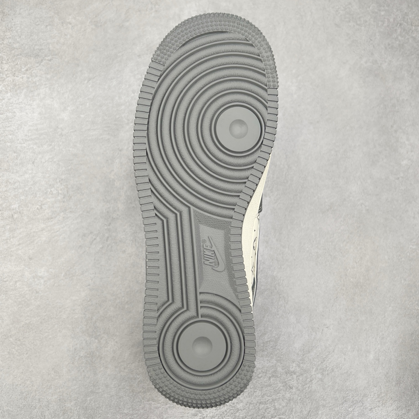 图片[9]-＃福利特价 NK Air Force 1´07 Low 空军一号低帮百搭休闲运动板鞋 柔软、弹性十足的缓震性能和出色的中底设计 横跨复古与现代的外型结合 造就出风靡全球 三十多年的Force 1 直到今天还深受青睐 实拍调校N版已经零色差零失真 百分百还原实物色彩所见即所得 不存在货不对板色差等低级问题 选购参考实物拍摄 不混卖不参货 只用心做好货严格选品 承诺混一赔十 尺码：36 36.5 37.5 38 38.5 39 40 40.5 41 42 42.5 43 44 44.5 45-选品中心