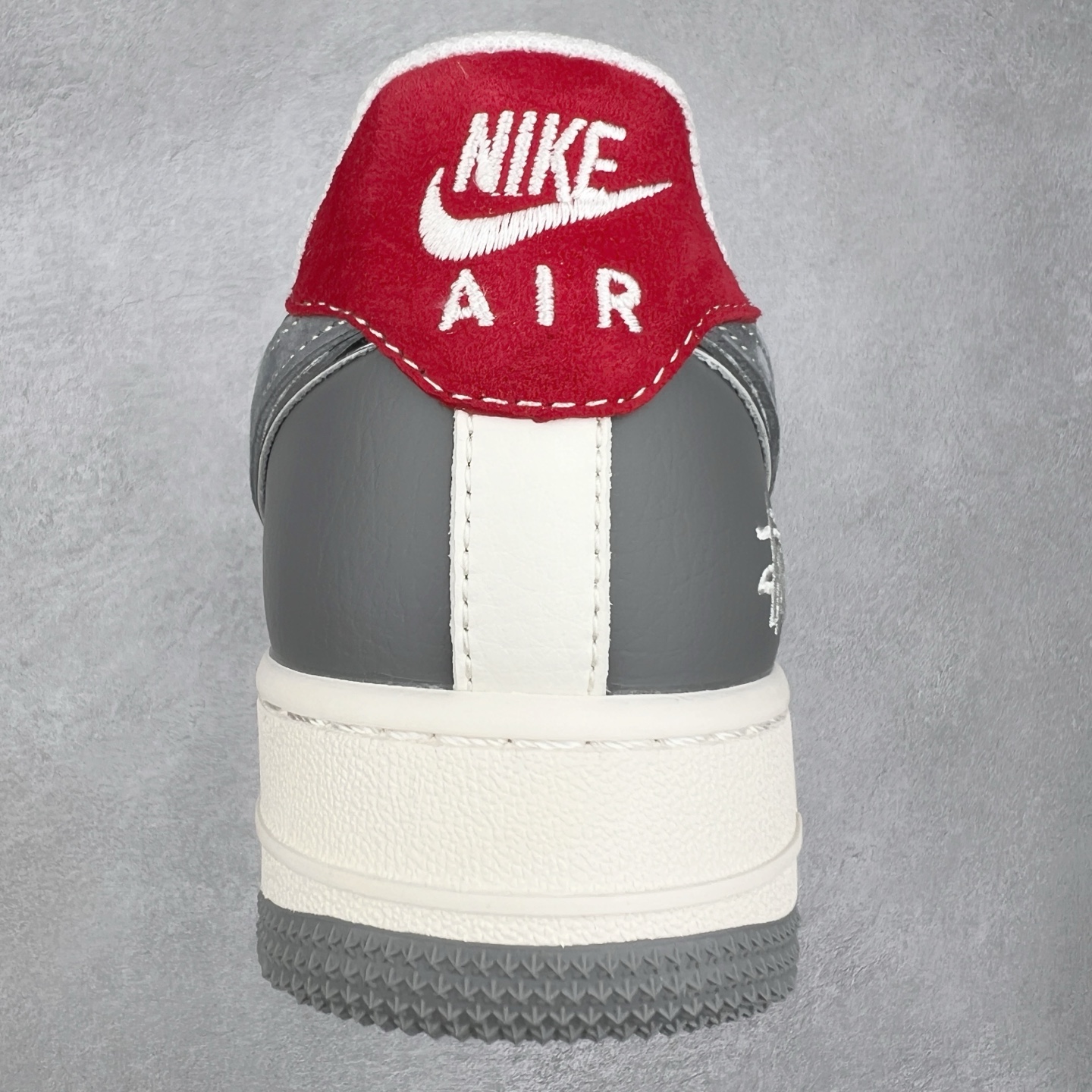 图片[8]-＃福利特价 NK Air Force 1´07 Low 空军一号低帮百搭休闲运动板鞋 柔软、弹性十足的缓震性能和出色的中底设计 横跨复古与现代的外型结合 造就出风靡全球 三十多年的Force 1 直到今天还深受青睐 实拍调校N版已经零色差零失真 百分百还原实物色彩所见即所得 不存在货不对板色差等低级问题 选购参考实物拍摄 不混卖不参货 只用心做好货严格选品 承诺混一赔十 尺码：36 36.5 37.5 38 38.5 39 40 40.5 41 42 42.5 43 44 44.5 45-选品中心