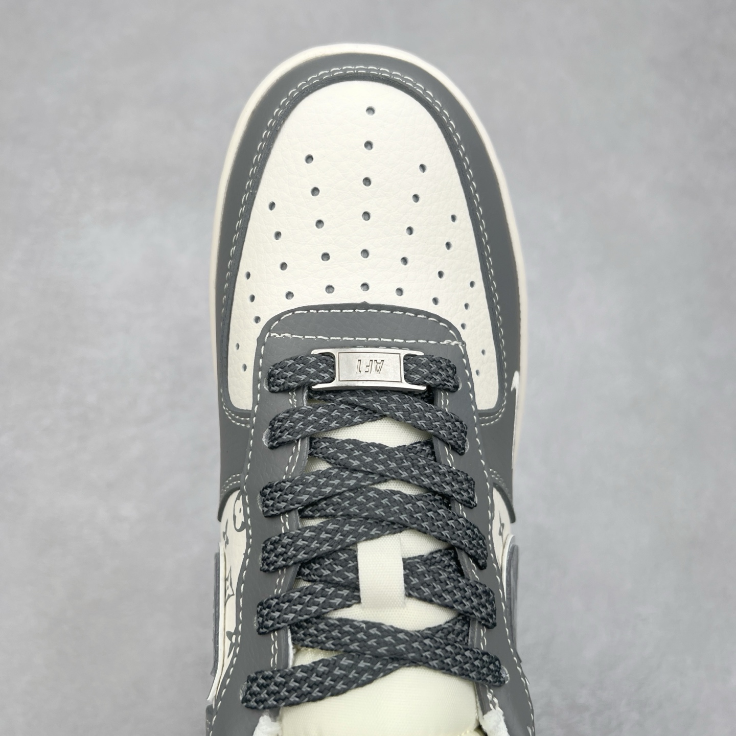 图片[4]-＃福利特价 NK Air Force 1´07 Low 空军一号低帮百搭休闲运动板鞋 柔软、弹性十足的缓震性能和出色的中底设计 横跨复古与现代的外型结合 造就出风靡全球 三十多年的Force 1 直到今天还深受青睐 实拍调校N版已经零色差零失真 百分百还原实物色彩所见即所得 不存在货不对板色差等低级问题 选购参考实物拍摄 不混卖不参货 只用心做好货严格选品 承诺混一赔十 尺码：36 36.5 37.5 38 38.5 39 40 40.5 41 42 42.5 43 44 44.5 45-选品中心