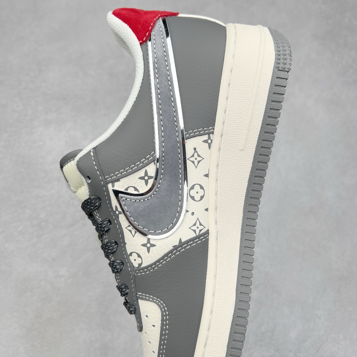 图片[7]-＃福利特价 NK Air Force 1´07 Low 空军一号低帮百搭休闲运动板鞋 柔软、弹性十足的缓震性能和出色的中底设计 横跨复古与现代的外型结合 造就出风靡全球 三十多年的Force 1 直到今天还深受青睐 实拍调校N版已经零色差零失真 百分百还原实物色彩所见即所得 不存在货不对板色差等低级问题 选购参考实物拍摄 不混卖不参货 只用心做好货严格选品 承诺混一赔十 尺码：36 36.5 37.5 38 38.5 39 40 40.5 41 42 42.5 43 44 44.5 45-选品中心